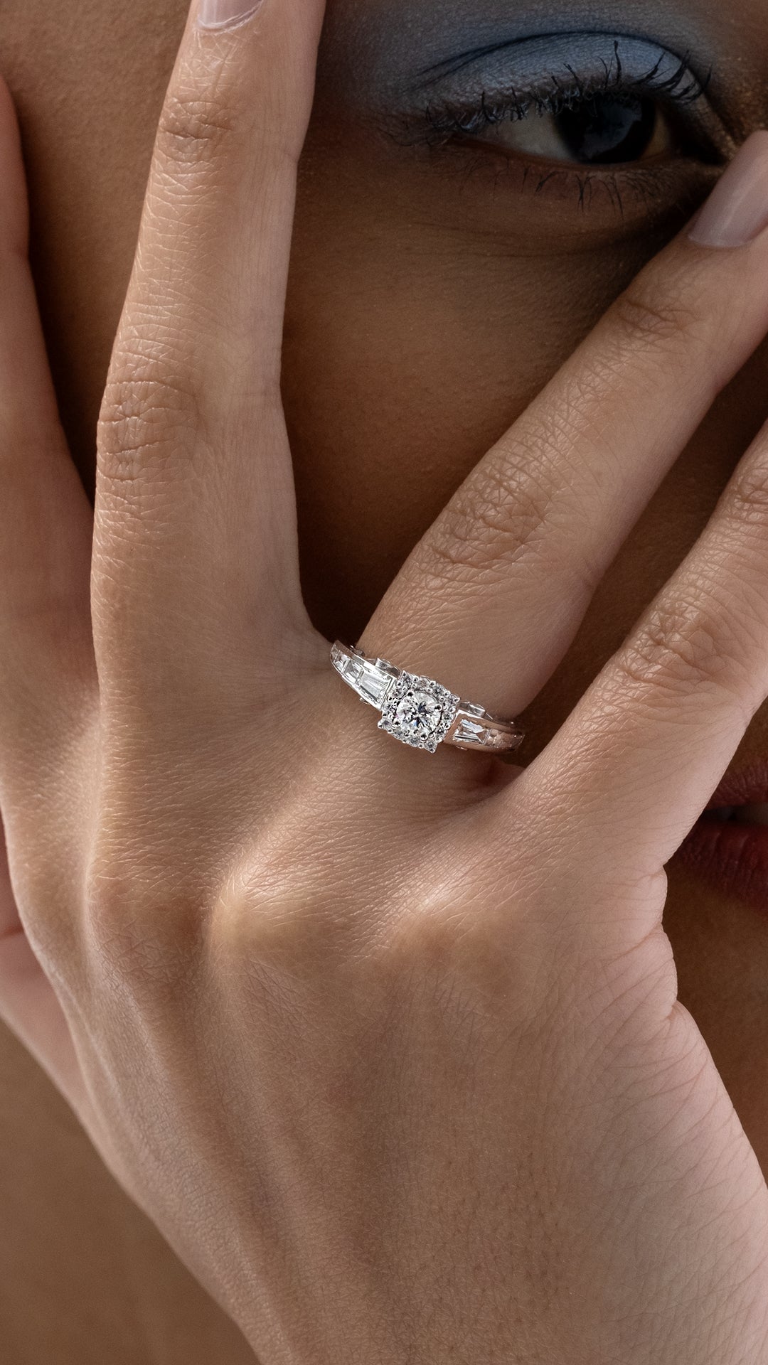 Inel de logodnă halo din aur alb 14K cu diamante naturale purtat La Rosa