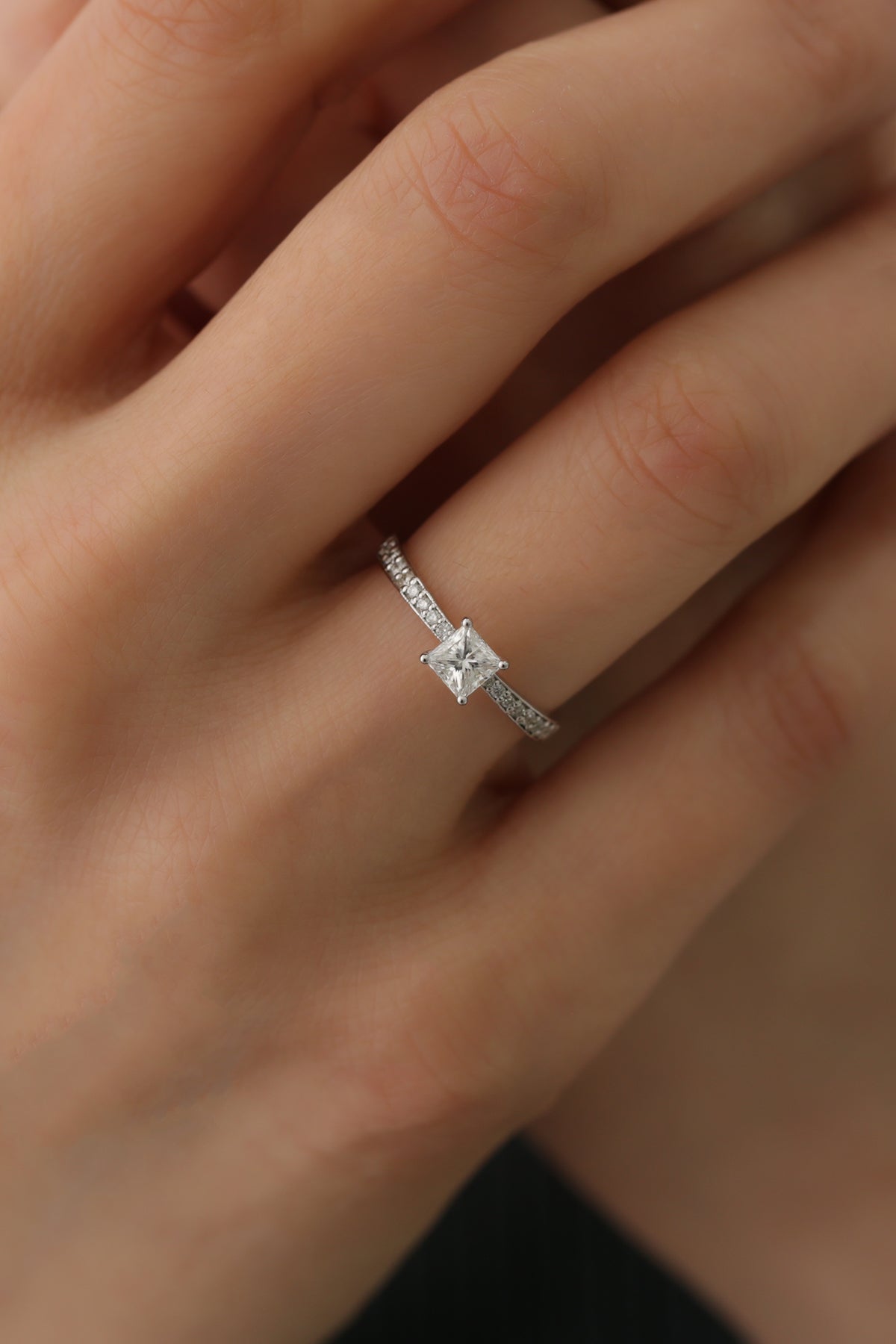 Inel de logodnă elegant din aur alb 18K cu diamant princess și diamante laterale, fotografie lifestyle