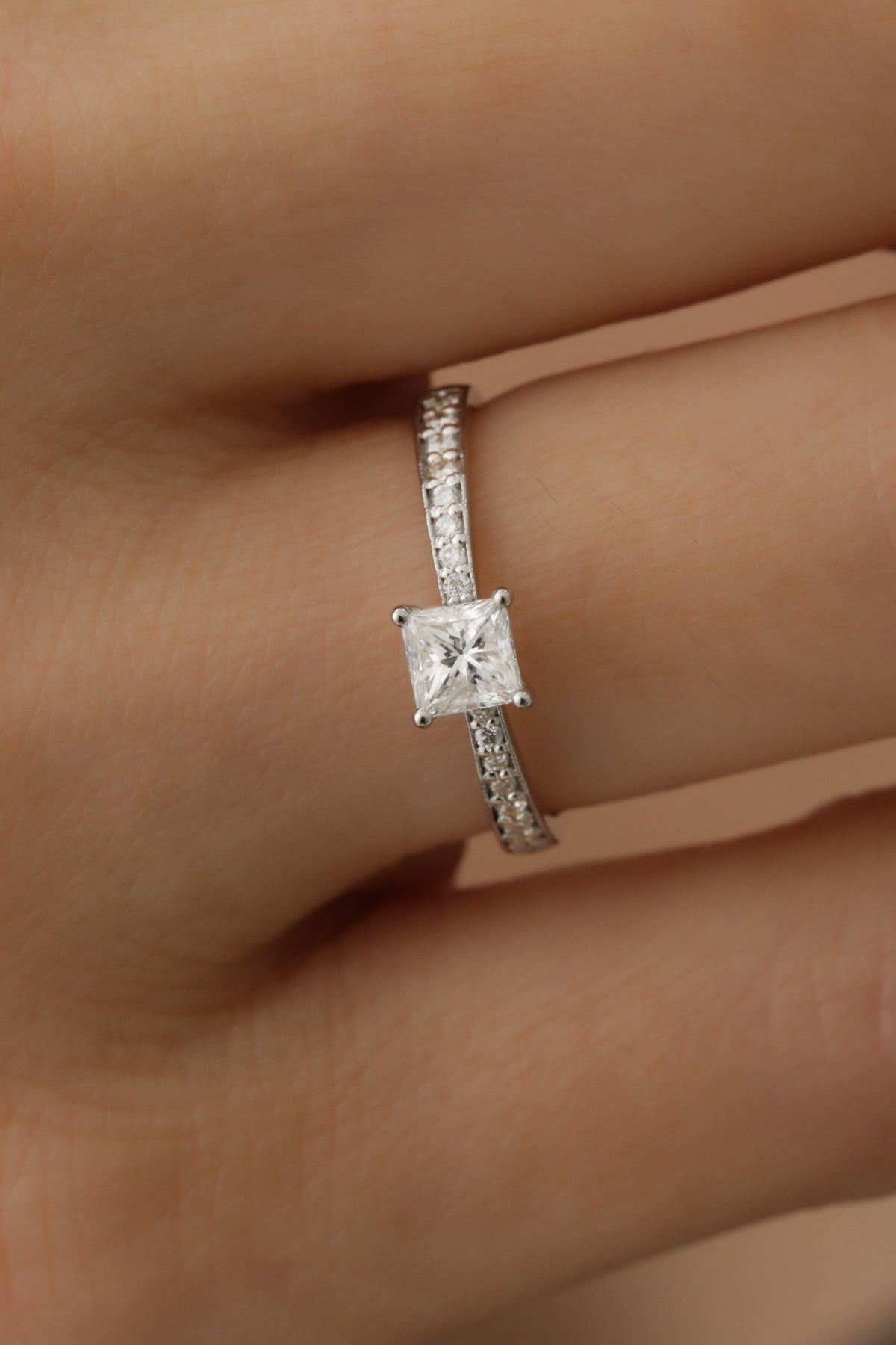 Inel de logodnă cu diamant natural princess cut și pavé de diamante, purtat pe mână