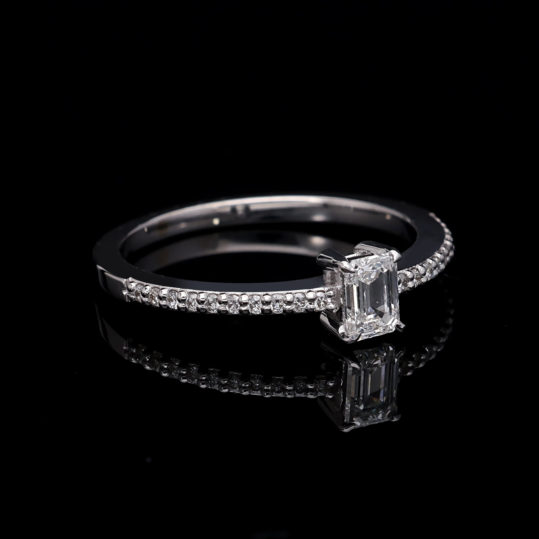 Inel de Logodna LRY010 din aur alb 18k cu Diamant Emerald Cut - Bijuterii LA ROSA