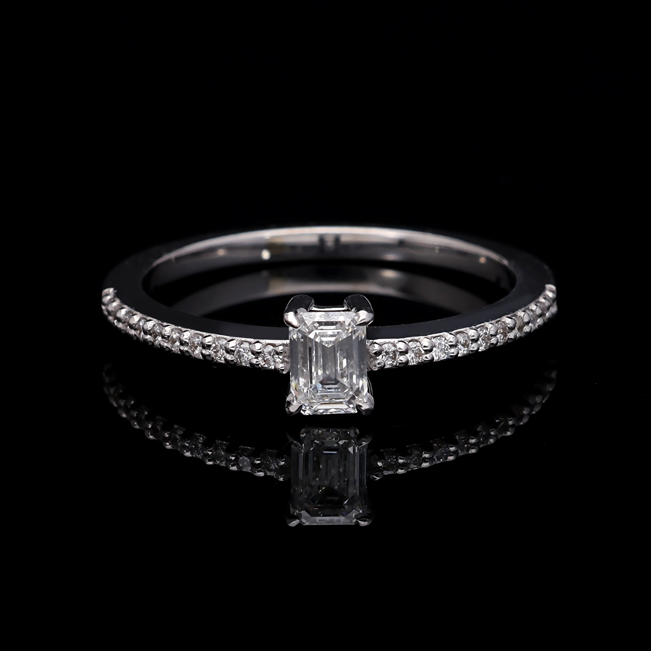 Inel de Logodna LRY010 din aur alb 18k cu Diamant Emerald Cut - Bijuterii LA ROSA