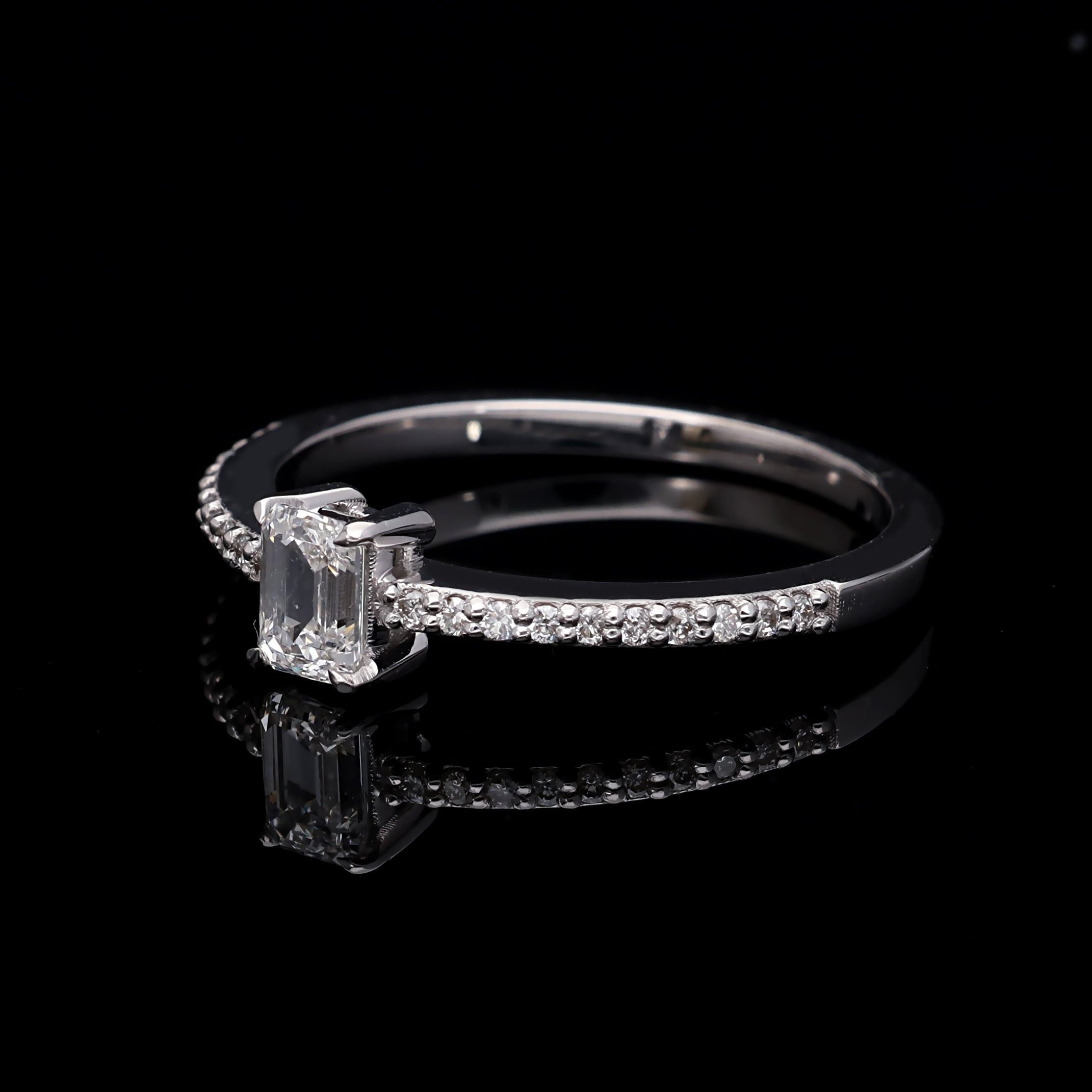 Inel de Logodna LRY010 din aur alb 18k cu Diamant Emerald Cut - Bijuterii LA ROSA