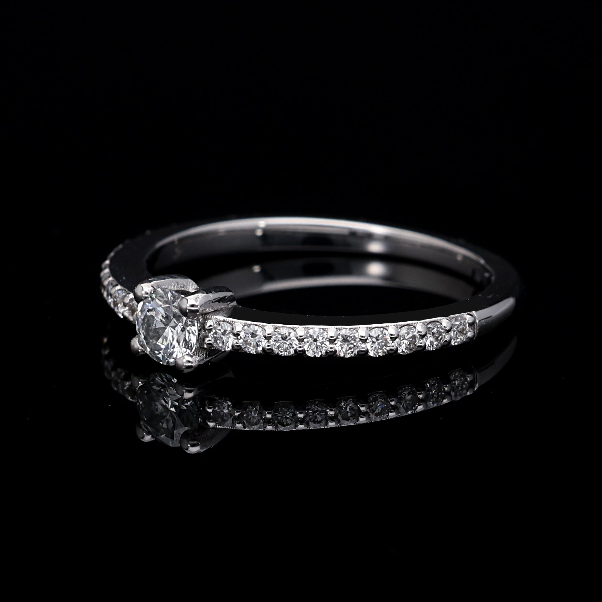 Inel de logodna LRY003 din aur alb 18K cu Diamant Rotund - Bijuterii LA ROSA