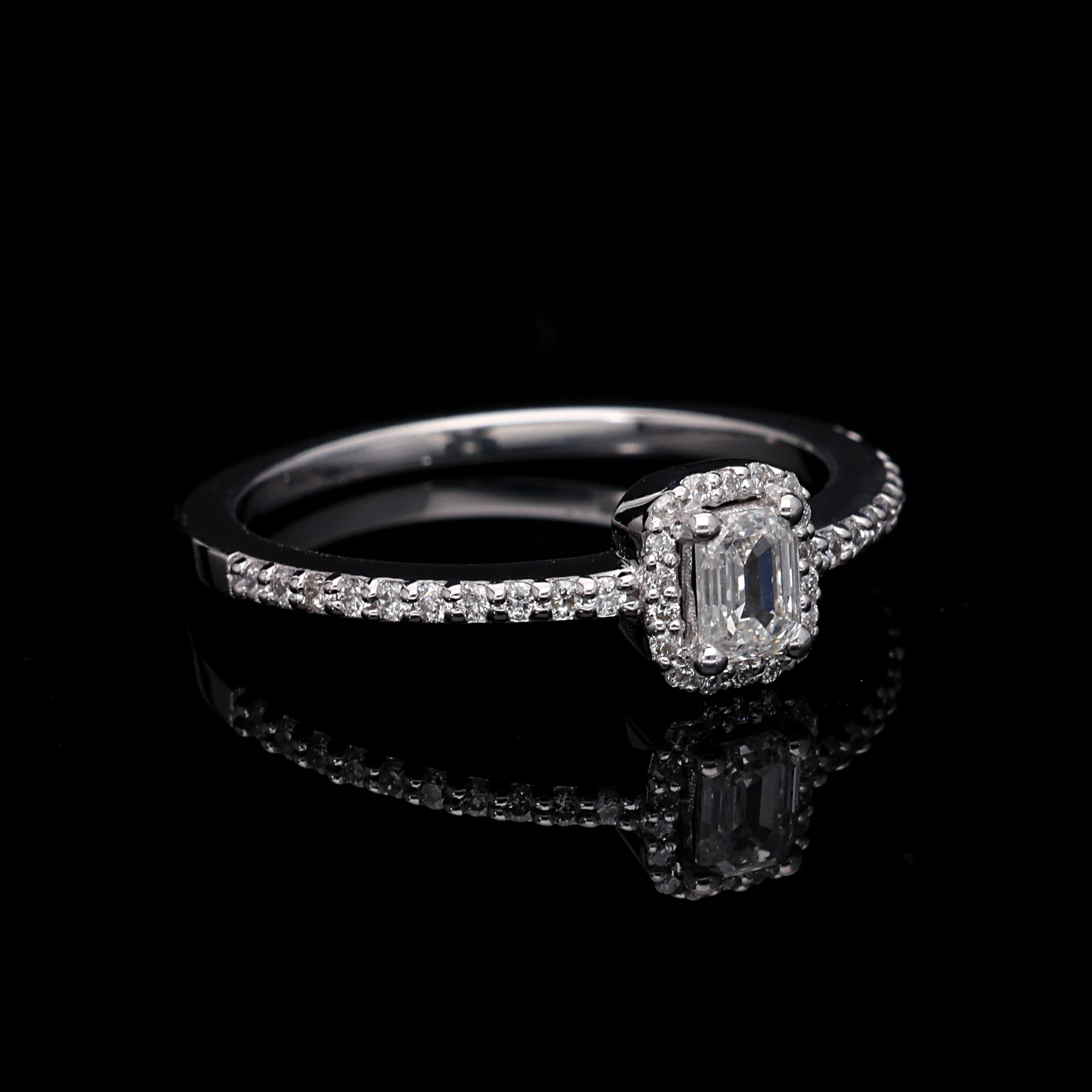 Inel de Logodna LRY009 din aur alb 18k cu Diamant Emerald Cut - Bijuterii LA ROSA