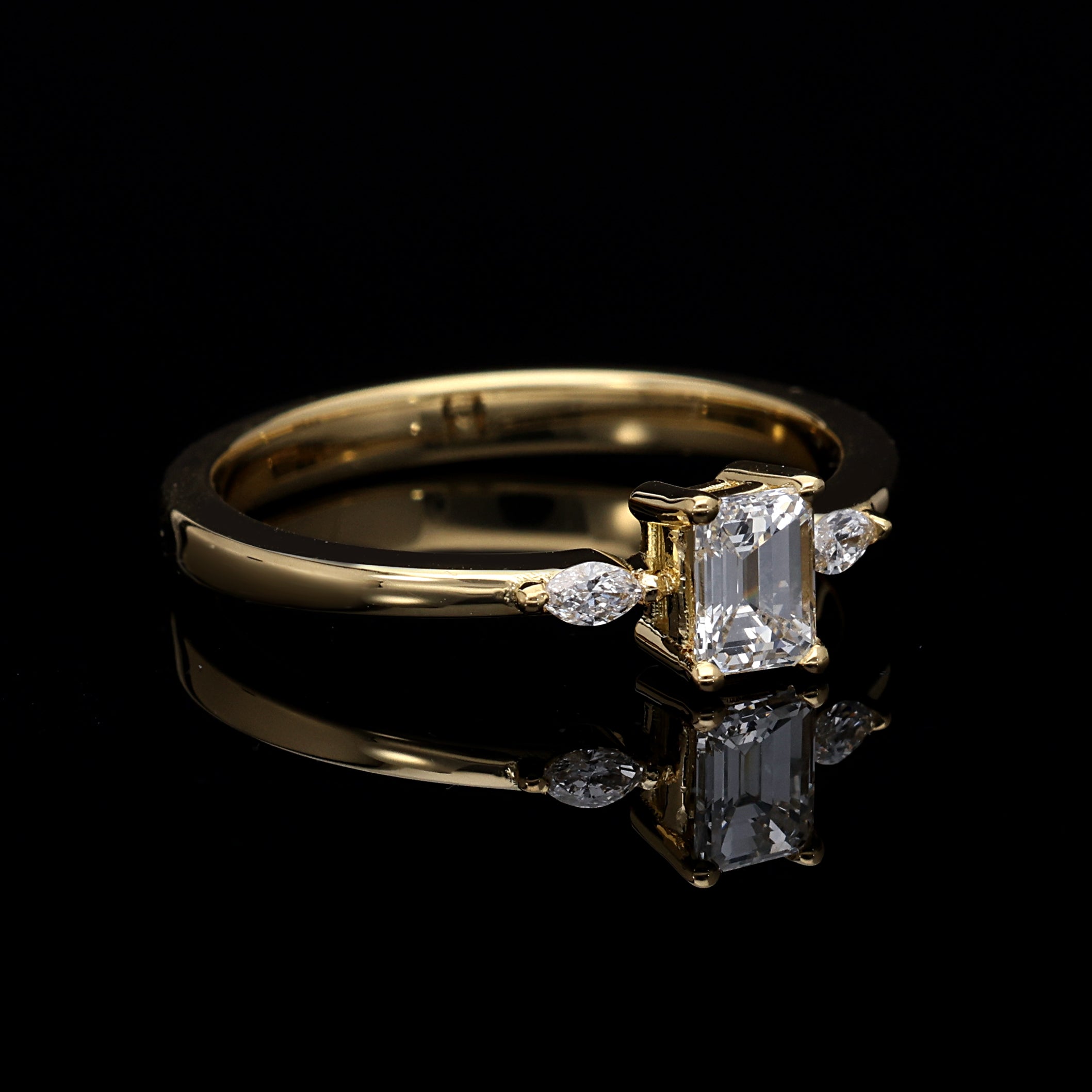 Inel de Logodna LRY011 din aur galben 18k cu diamant emerald cut - Bijuterii LA ROSA