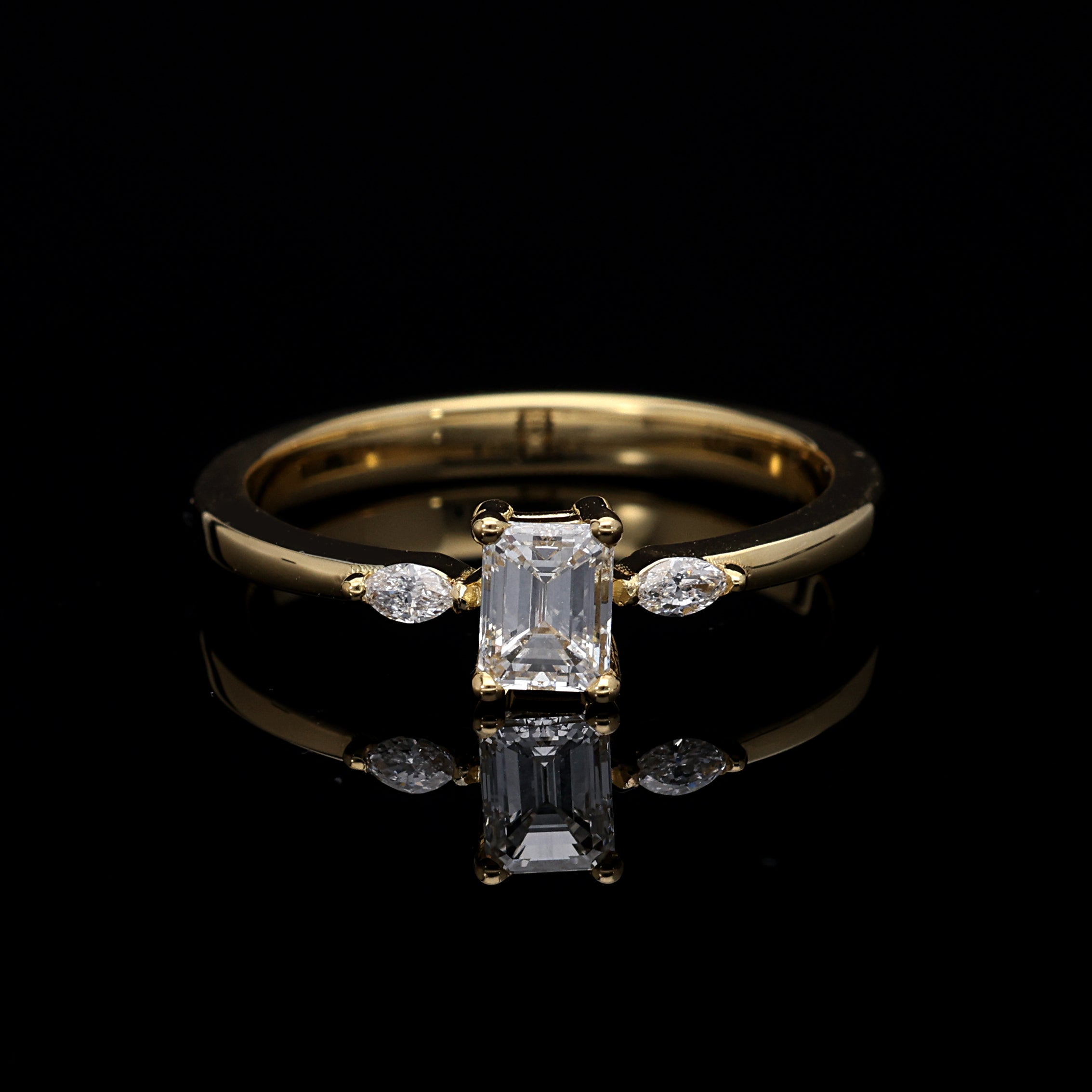 Inel de Logodna LRY011 din aur galben 18k cu diamant emerald cut - Bijuterii LA ROSA