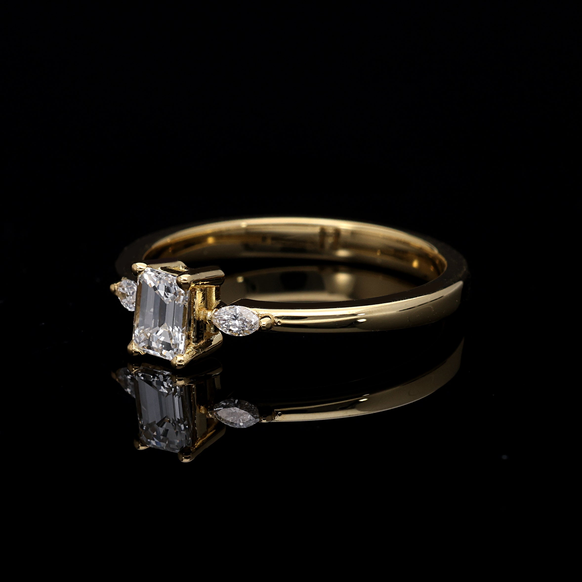 Inel de Logodna LRY011 din aur galben 18k cu diamant emerald cut - Bijuterii LA ROSA