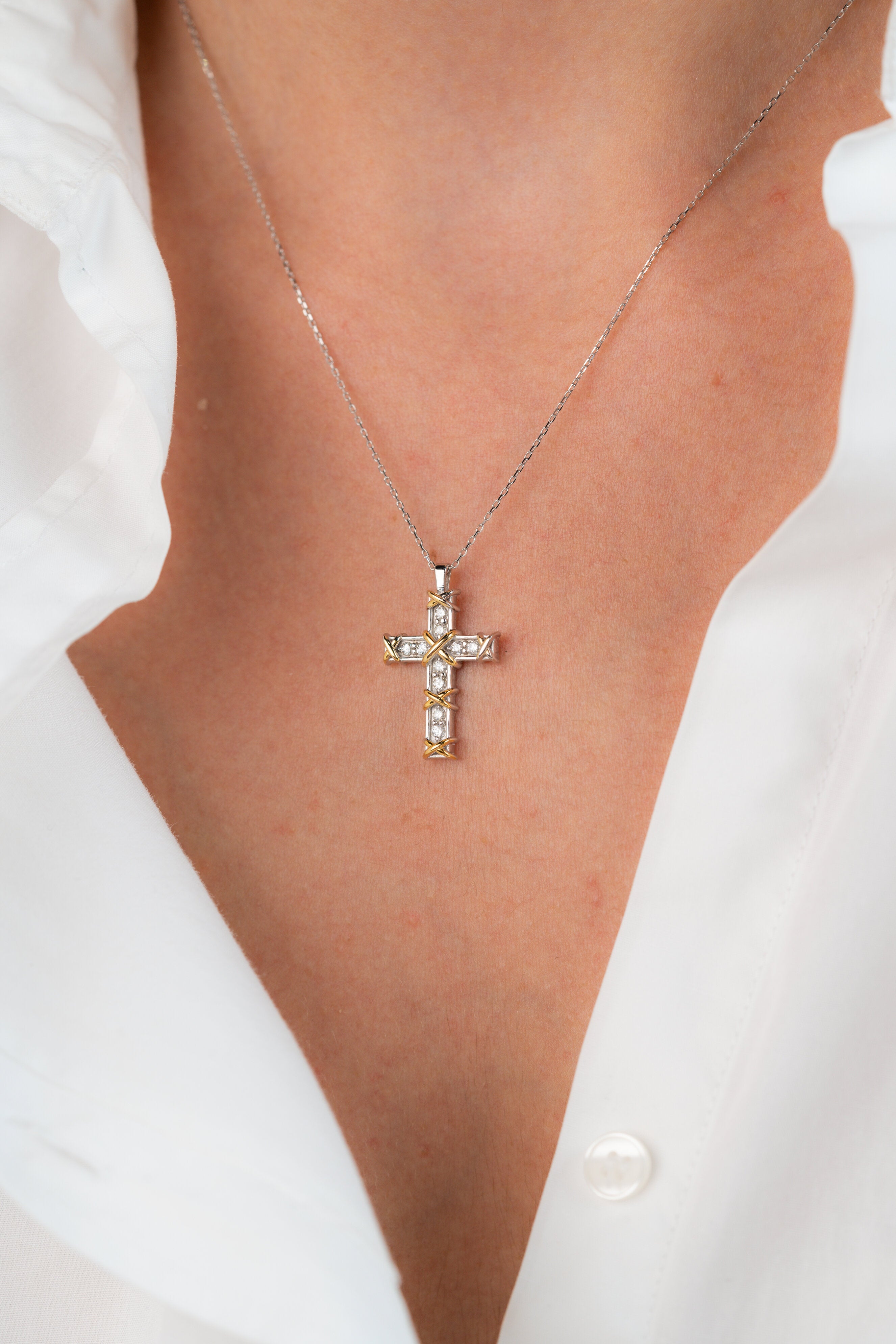 COLIER CR0021 DIN AUR ALB SI AUR GALBEN 14K CU DIAMANTE FORMA CRUCE - Bijuterii LA ROSA