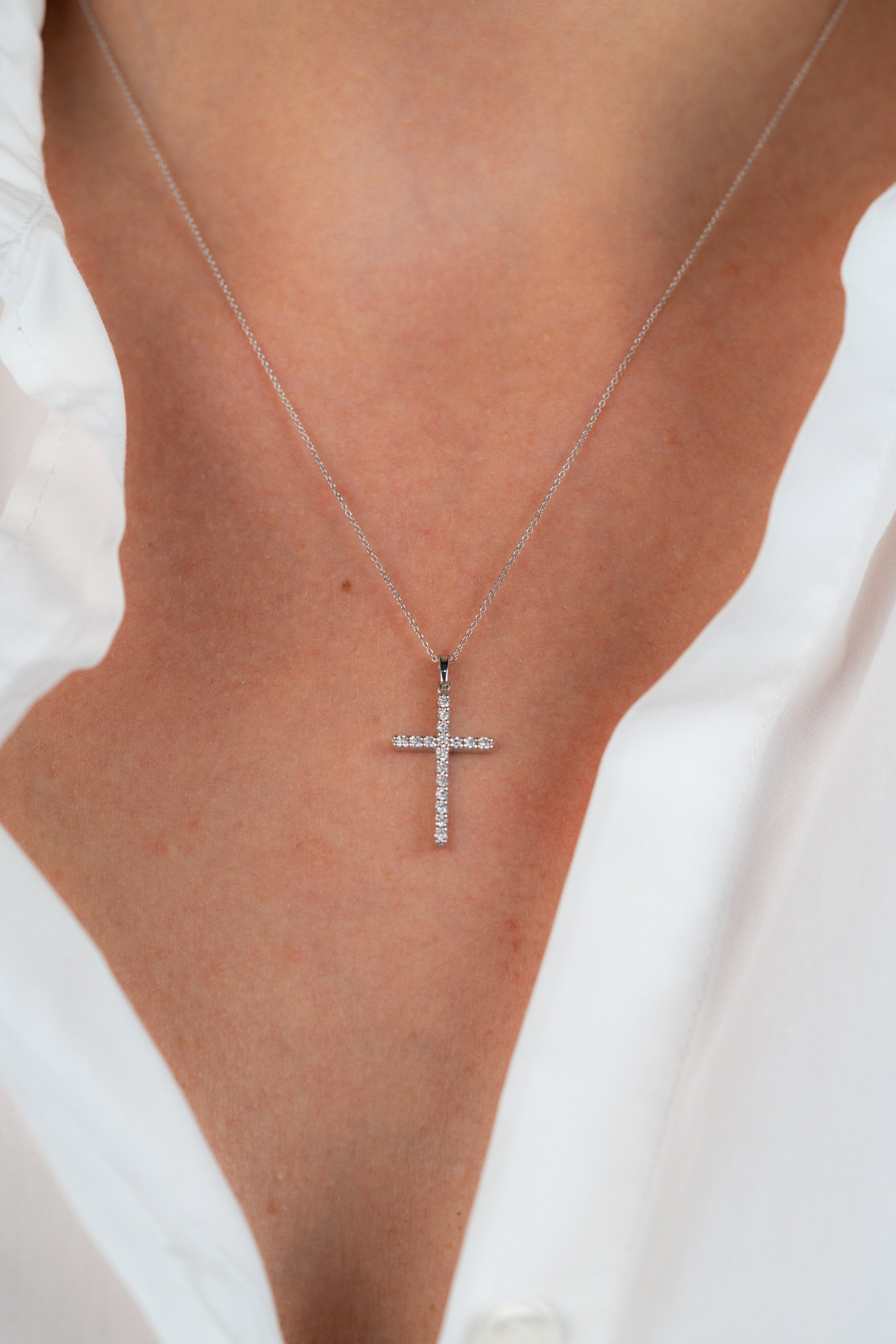 COLIER CR0012 DIN AUR ALB 14K CU DIAMANTE FORMA CRUCE - Bijuterii LA ROSA