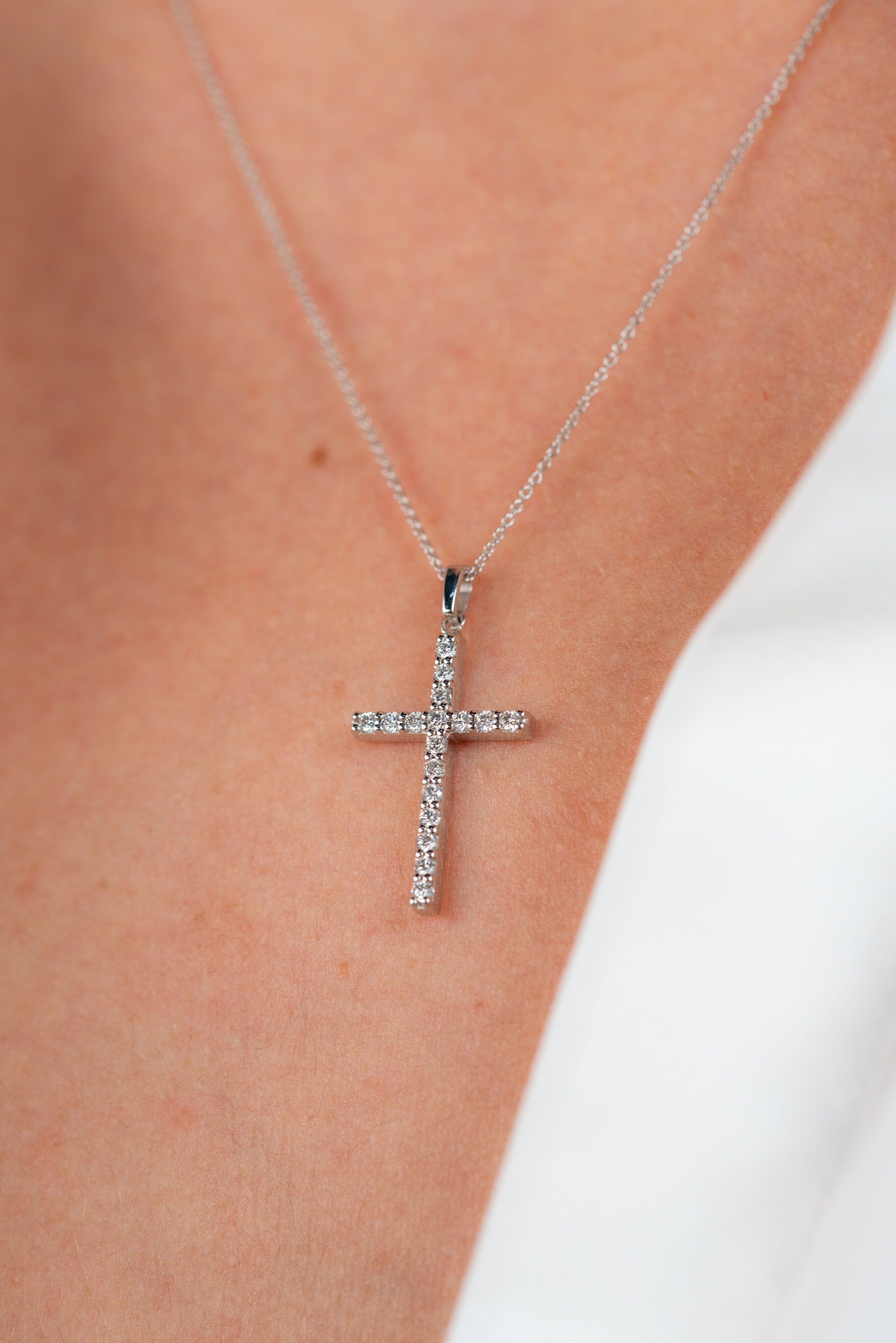 COLIER CR0012 DIN AUR ALB 14K CU DIAMANTE FORMA CRUCE - Bijuterii LA ROSA