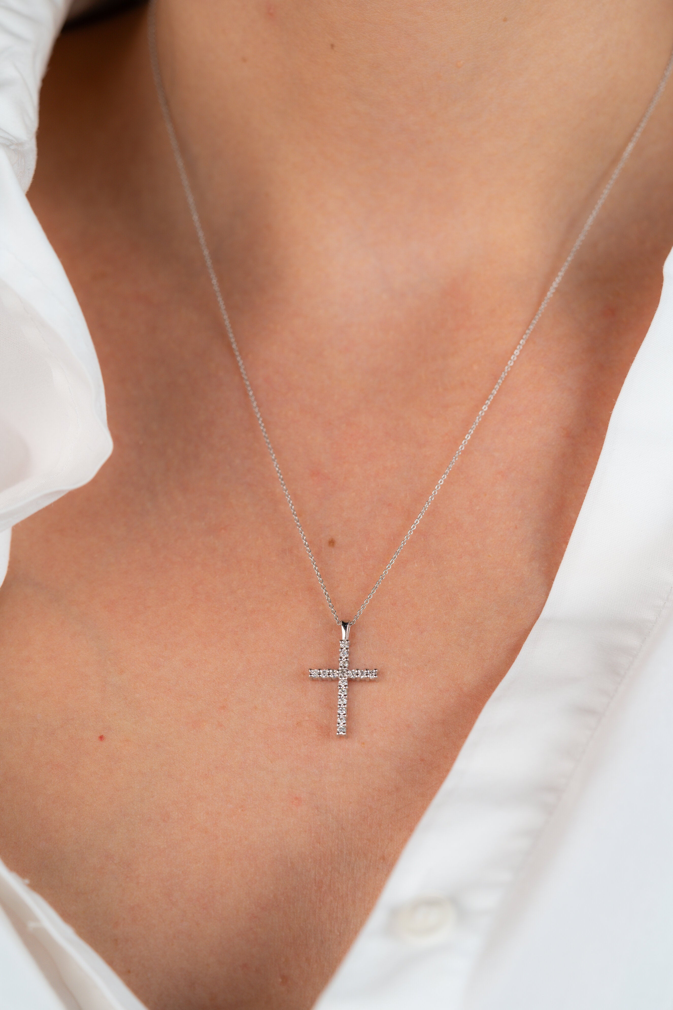 COLIER CR0020 DIN AUR ALB 14K CU DIAMANTE FORMA CRUCE - Bijuterii LA ROSA