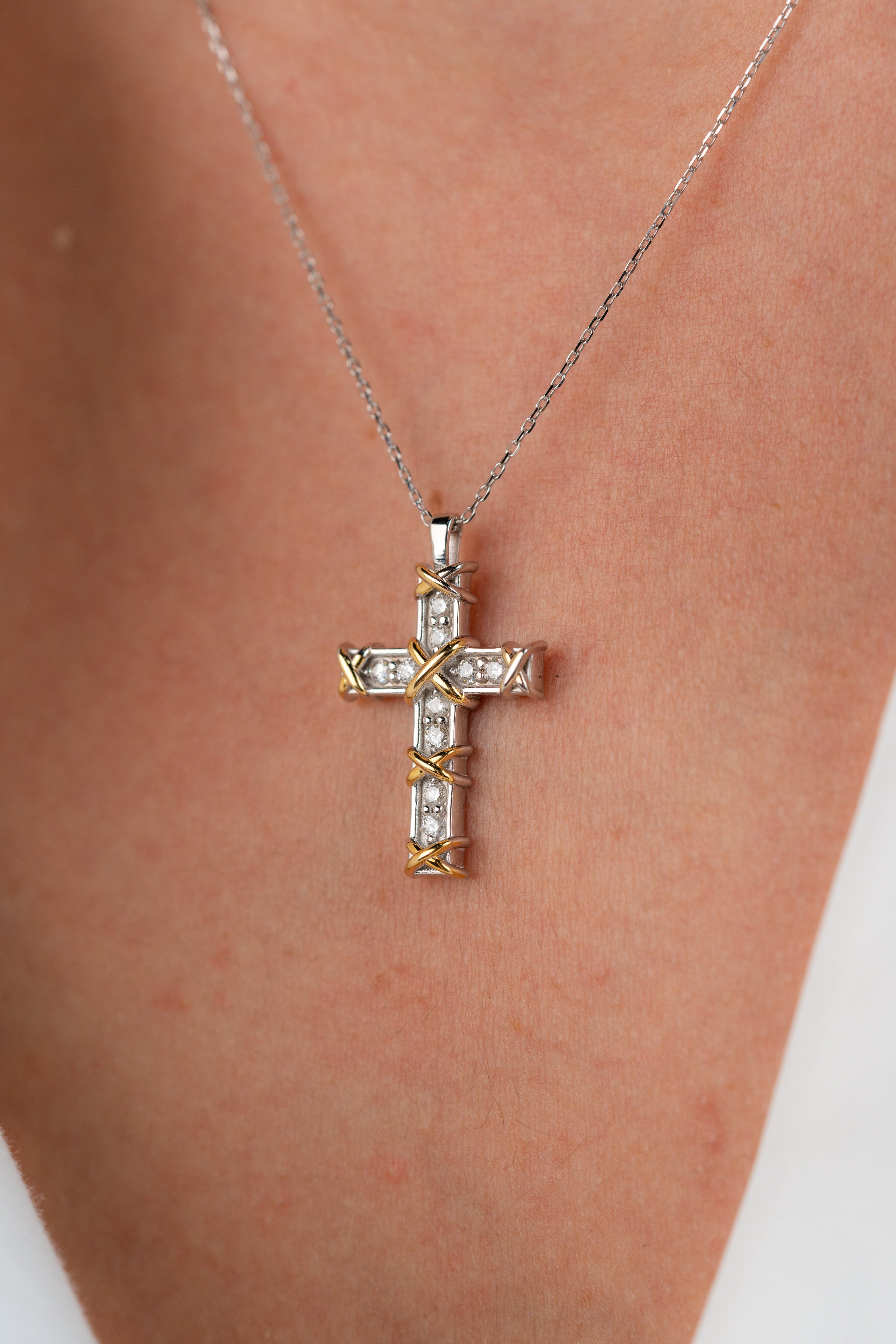 COLIER CR0021 DIN AUR ALB SI AUR GALBEN 14K CU DIAMANTE FORMA CRUCE - Bijuterii LA ROSA