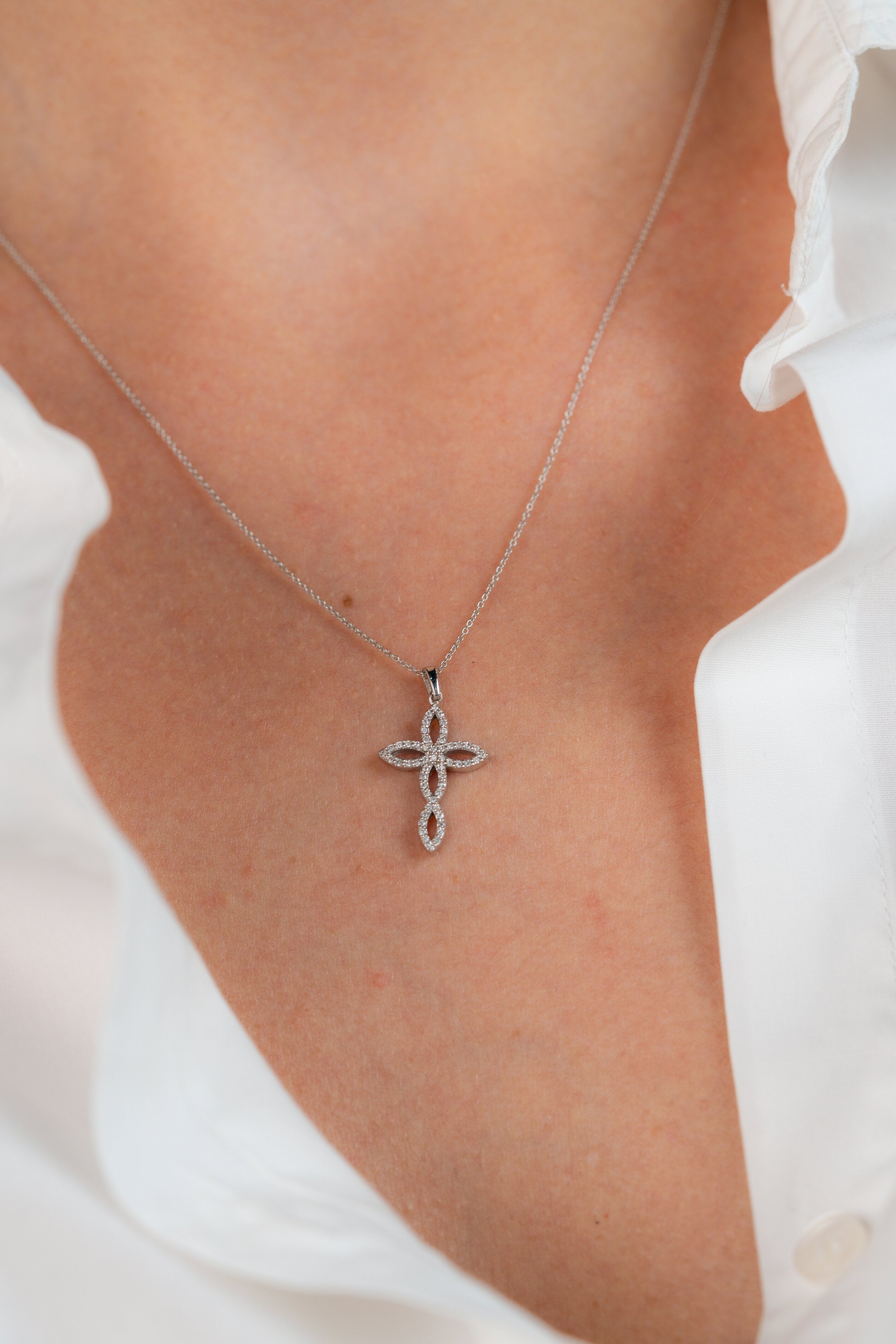 COLIER CR0013 DIN AUR ALB 14K CU DIAMANTE FORMA CRUCE - Bijuterii LA ROSA
