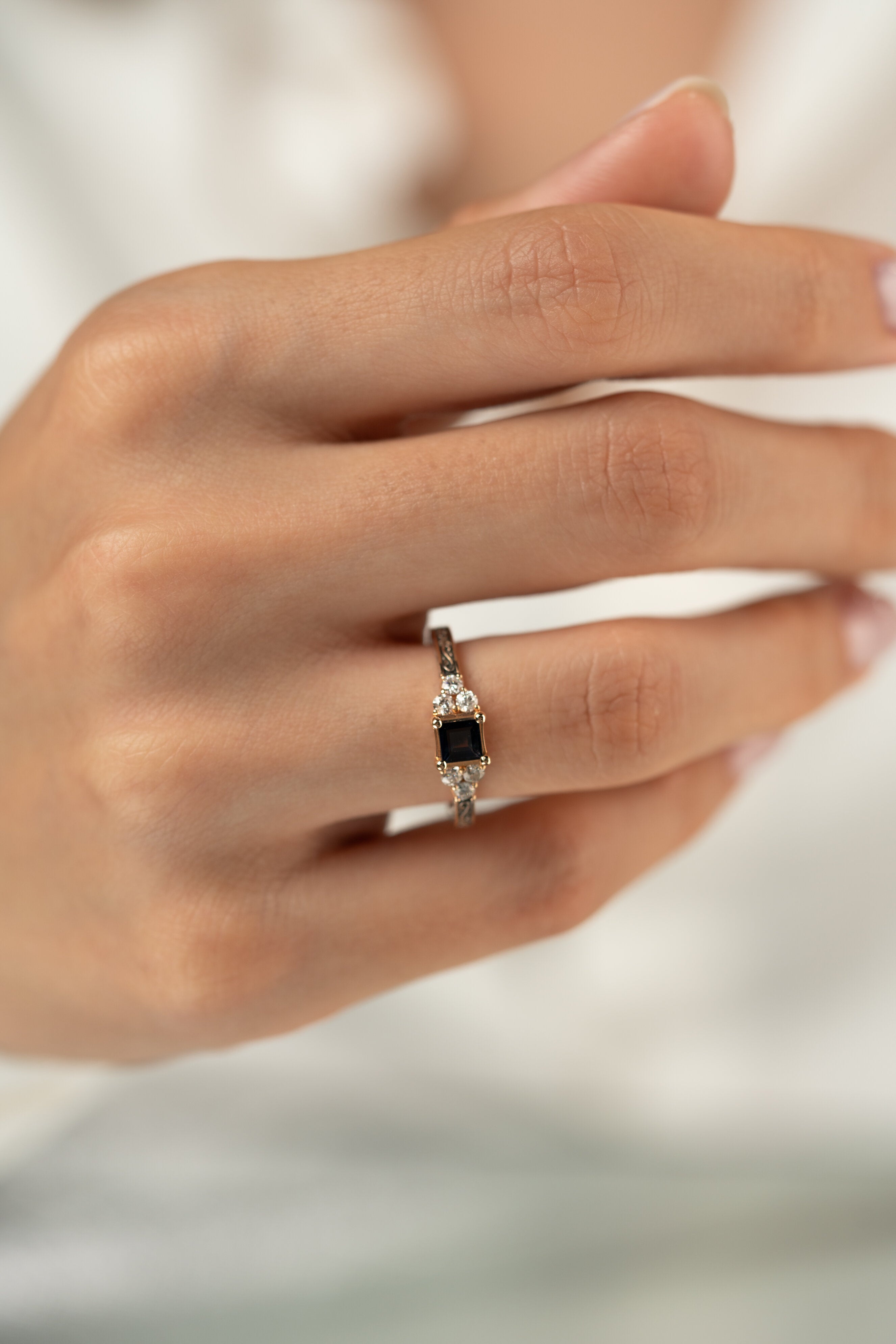 Inel Charlotte din aur roz cu safir si diamante - Bijuterii LA ROSA