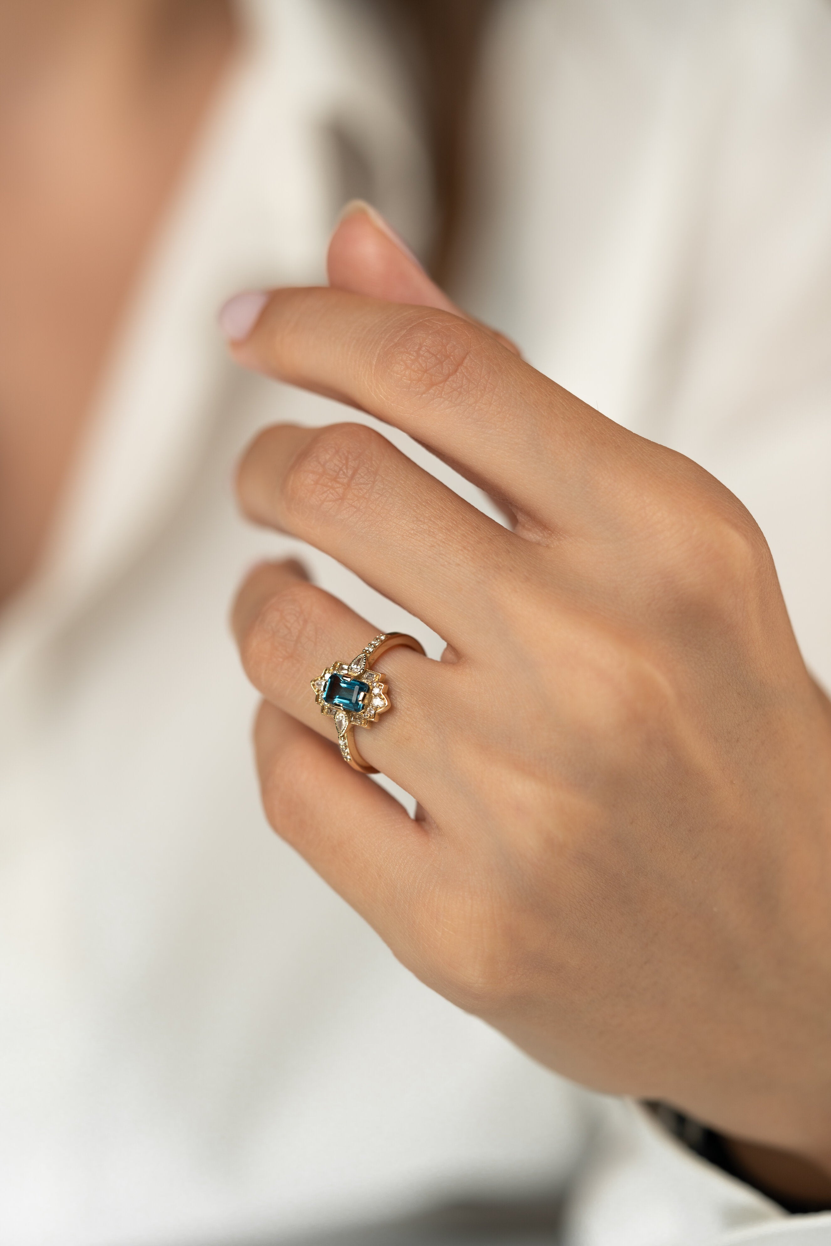 Inel R000142 din aur galben 14k cu diamante si topaz - Bijuterii LA ROSA