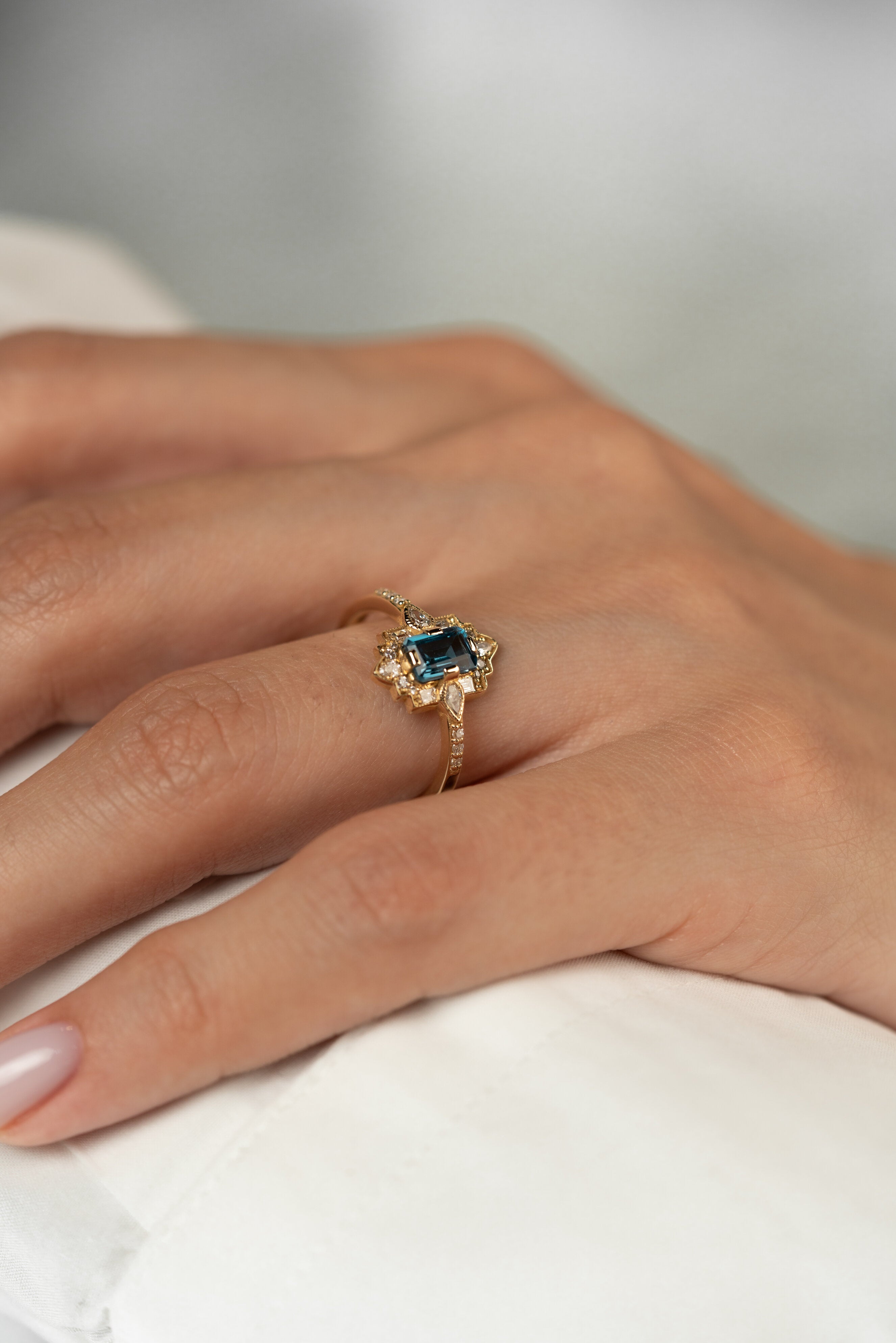 Inel R000142 din aur galben 14k cu diamante si topaz - Bijuterii LA ROSA