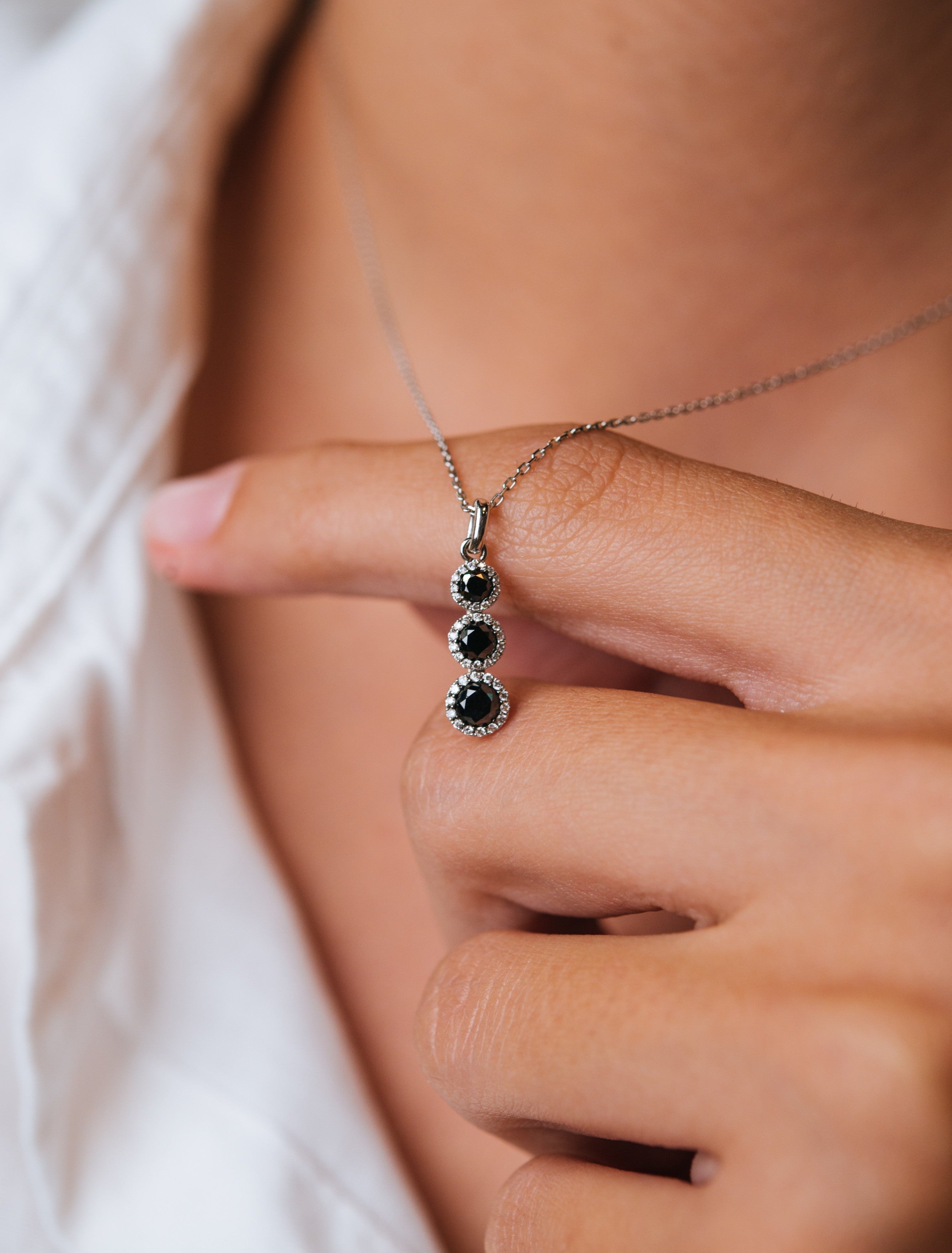 Colier LDN0003 din aur alb 18k forma rotunda cu diamante albe si diamante negre - Bijuterii LA ROSA