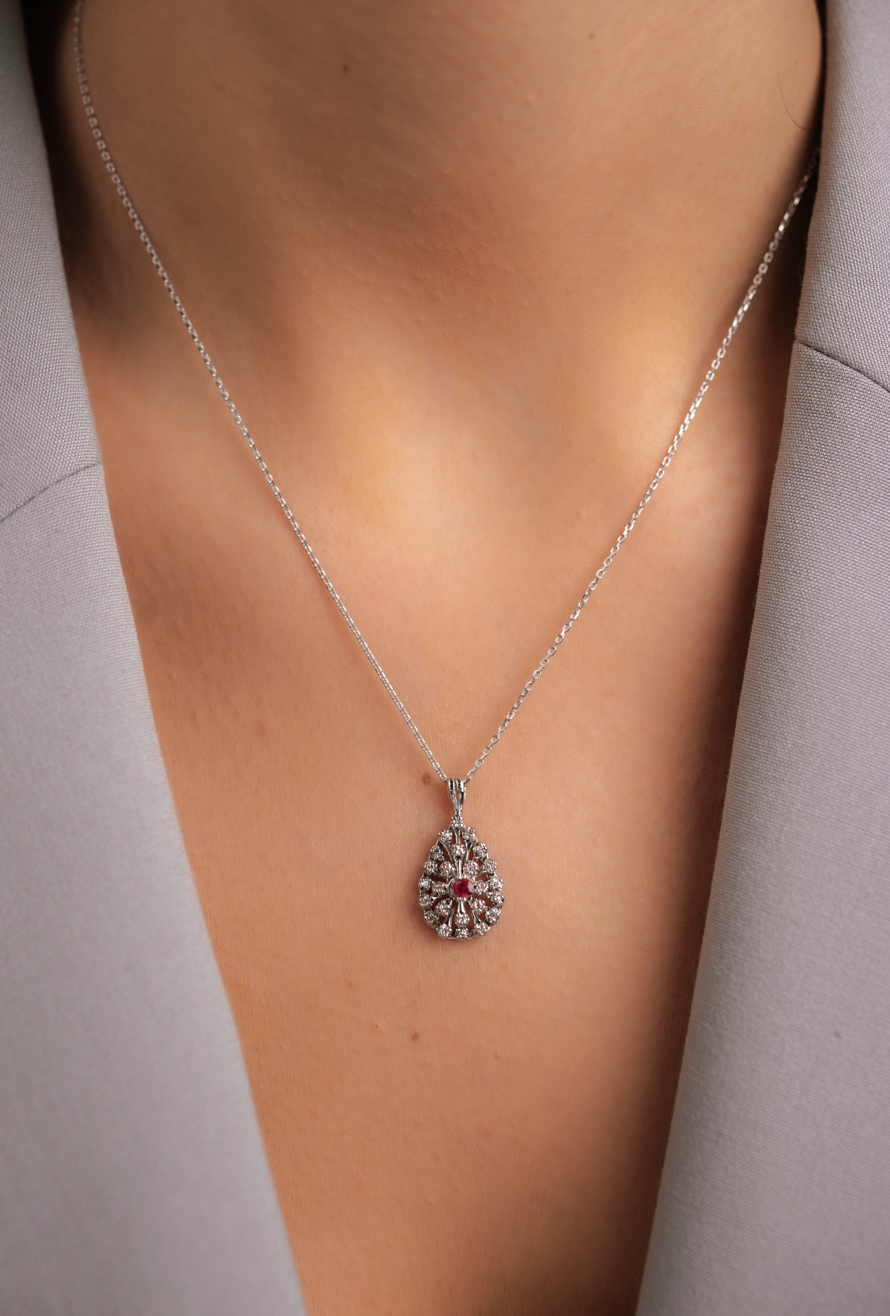 COLIER N000116 DIN AUR ALB 14K FORMA PARA CU DIAMANTE SI RUBIN - Bijuterii LA ROSA - Verighete si Inele de Logodna, bijuterii cu diamante