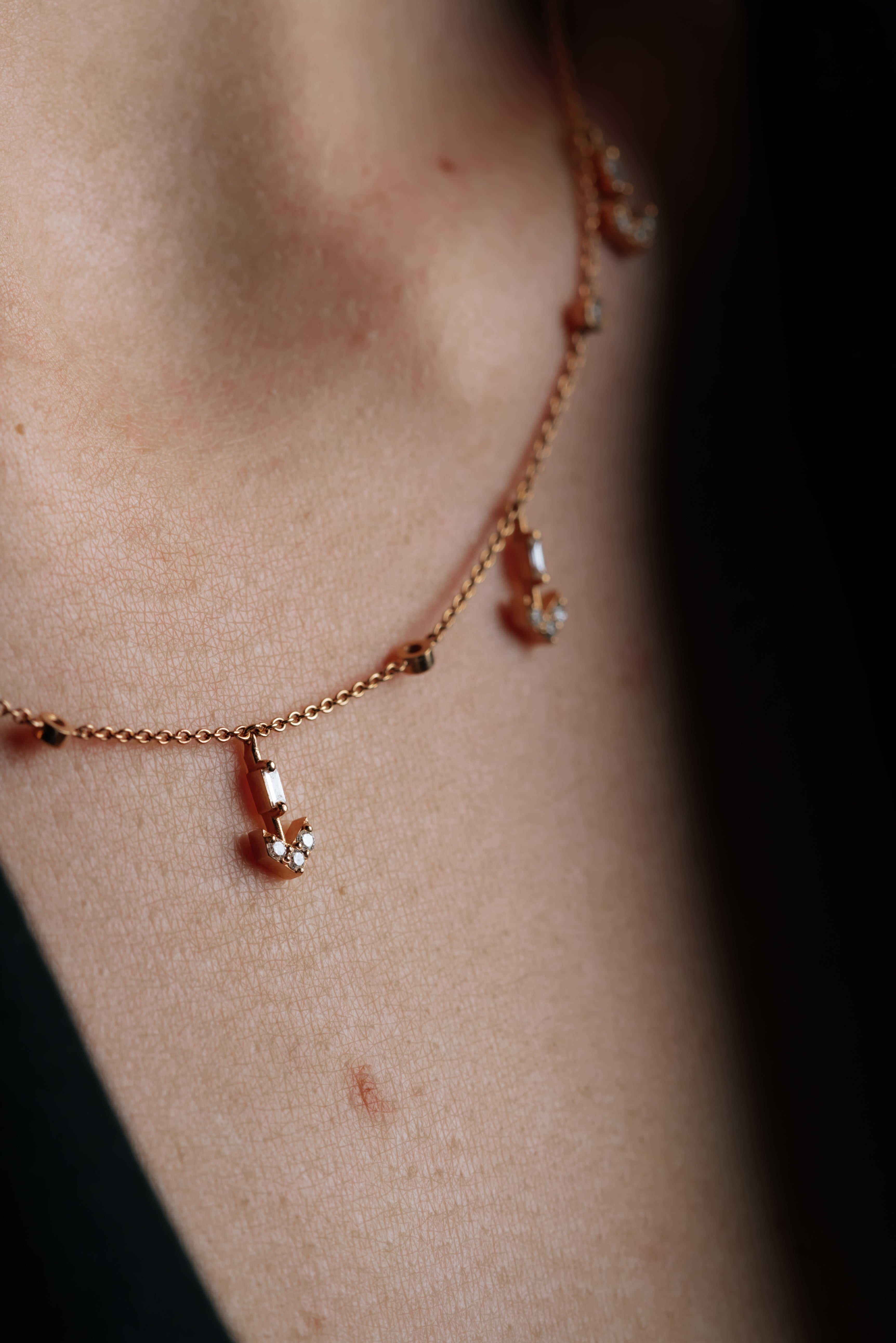 COLIER KL28496 DIN AUR ROZ 14K FORMA SAGEATA CU DIAMANTE - Bijuterii LA ROSA