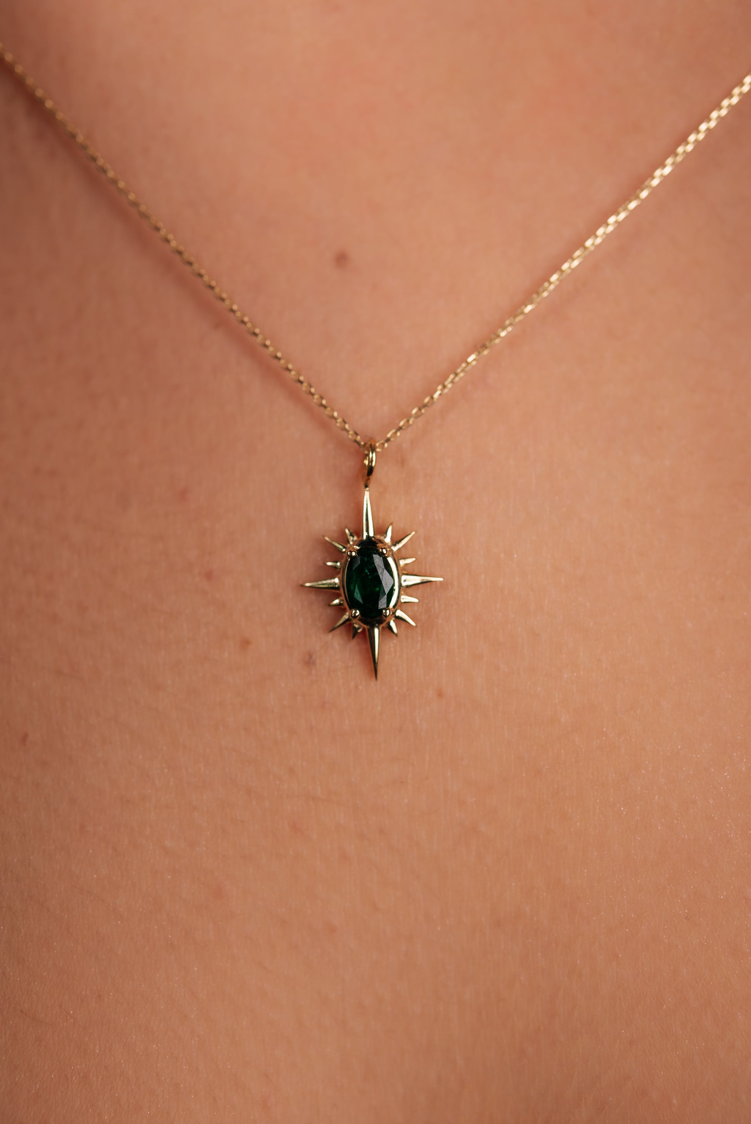 COLIER N000823 DIN AUR GALBEN 14K FORMA STEA CU SMARALD - Bijuterii LA ROSA - Verighete si Inele de Logodna, bijuterii cu diamante