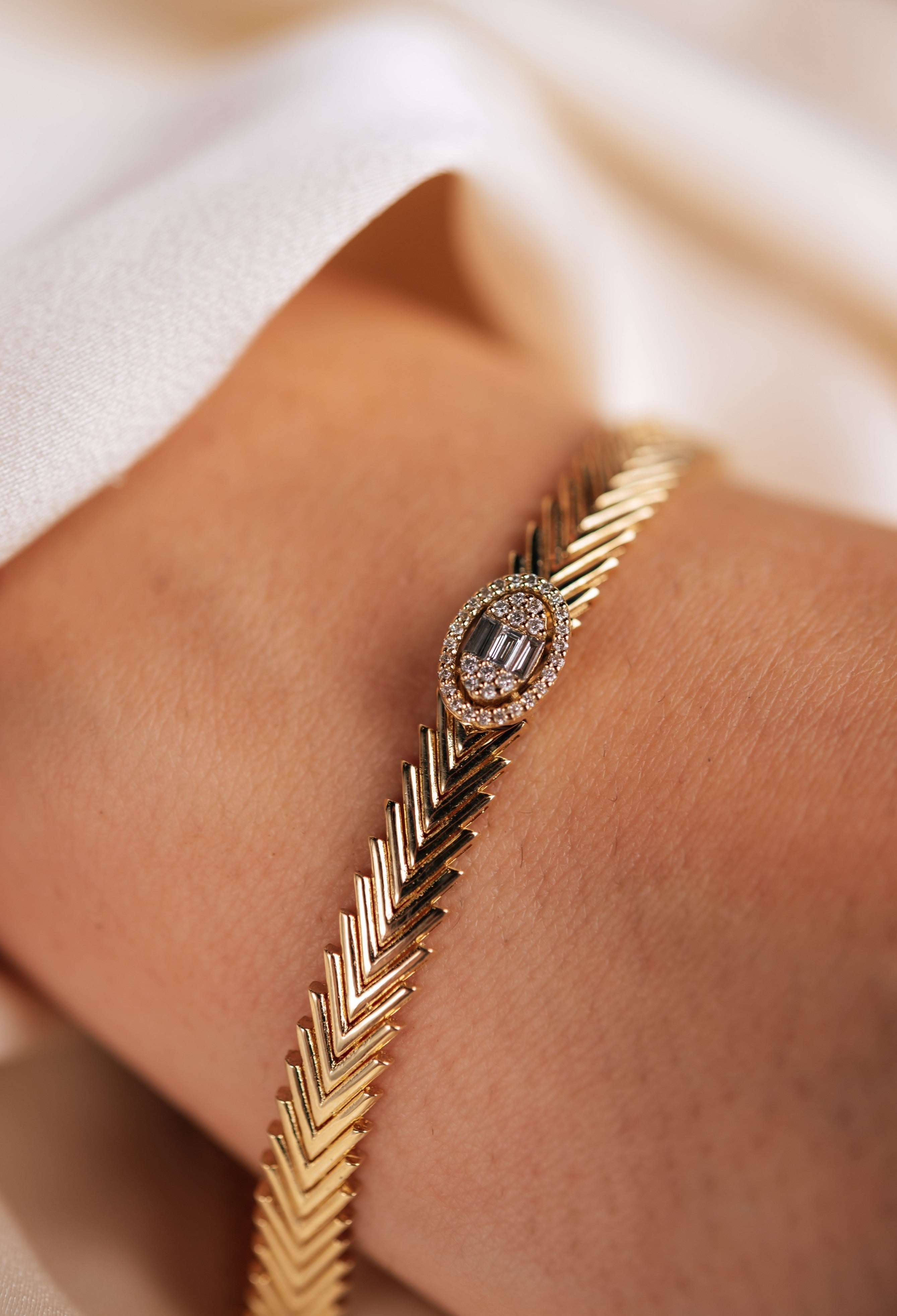 BRATARA B000445 FORMA OVALA DIN AUR GALBEN 14K CU DIAMANTE - Bijuterii LA ROSA - Verighete si Inele de Logodna, bijuterii cu diamante