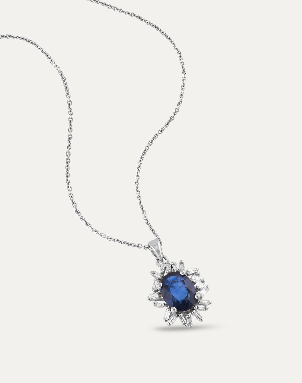 COLIER KL27734 DIN AUR ALB 14K FORMA OVALA CU DIAMANTE BAGUETTE SI SAFIR - Bijuterii LA ROSA