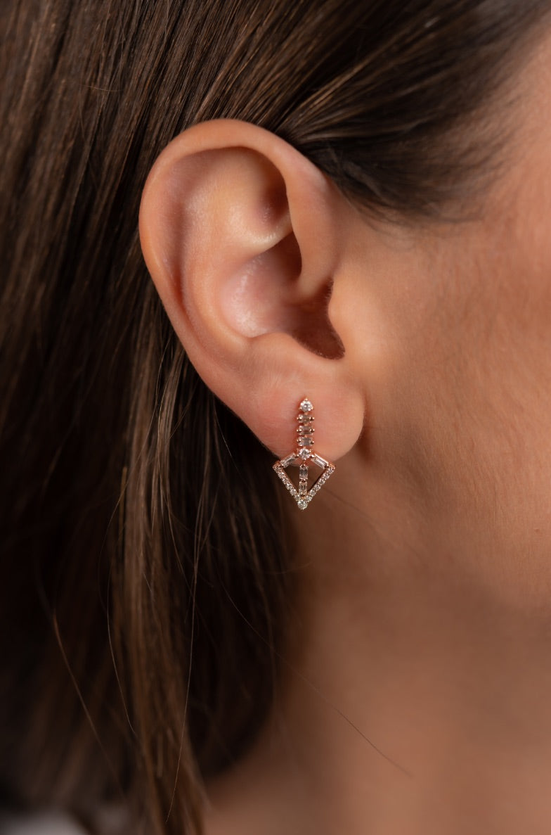 CERCEI E000946 DIN AUR ROZ 14K FORMA TRIUNGHIULARA CU DIAMANTE BAGUETTE - Bijuterii LA ROSA