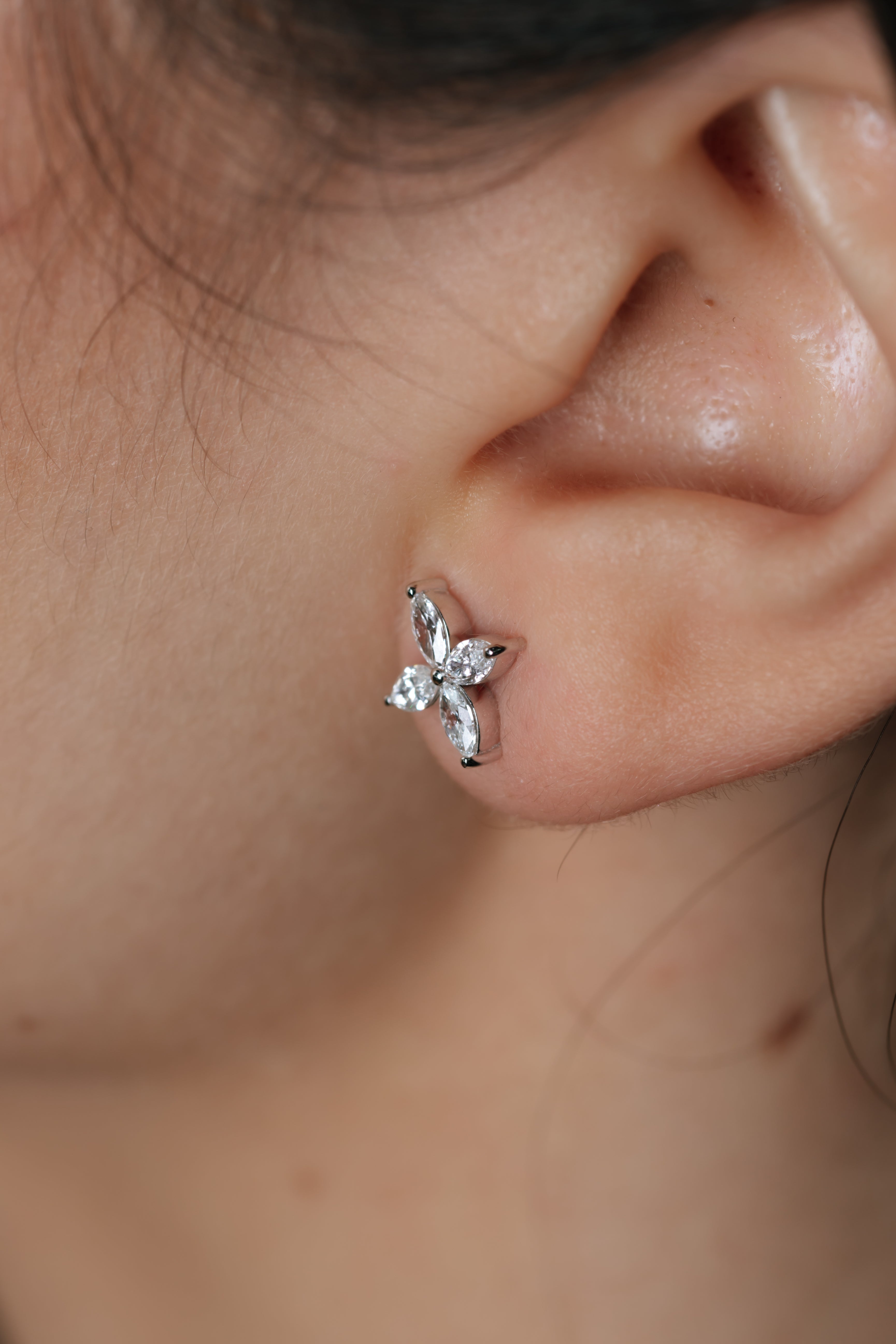 CERCEI E001129 DIN AUR ALB 14K CU DIAMANTE MARQUISE - Bijuterii LA ROSA