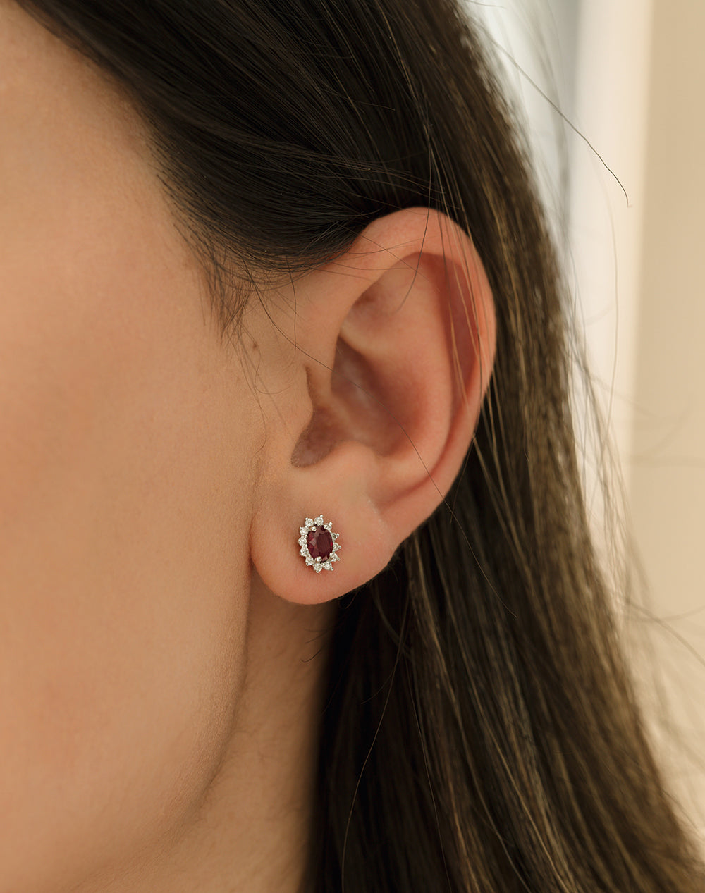 CERCEI KP18594 DIN AUR ALB 18K FORMA OVALA CU DIAMANTE SI RUBIN - Bijuterii LA ROSA