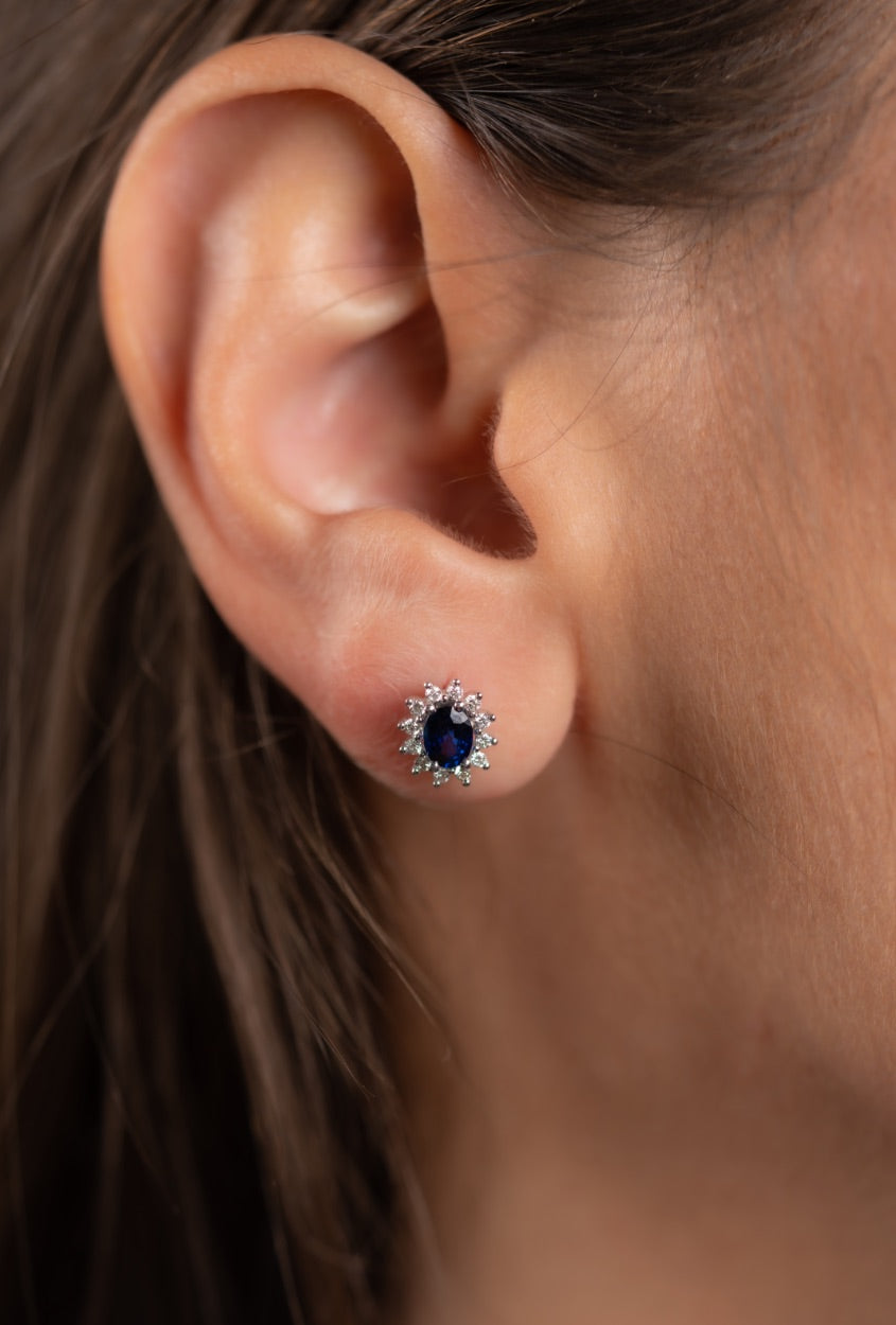 CERCEI KP19705 DIN AUR ALB 18K FORMA OVALA CU DIAMANTE SI SAFIR - Bijuterii LA ROSA