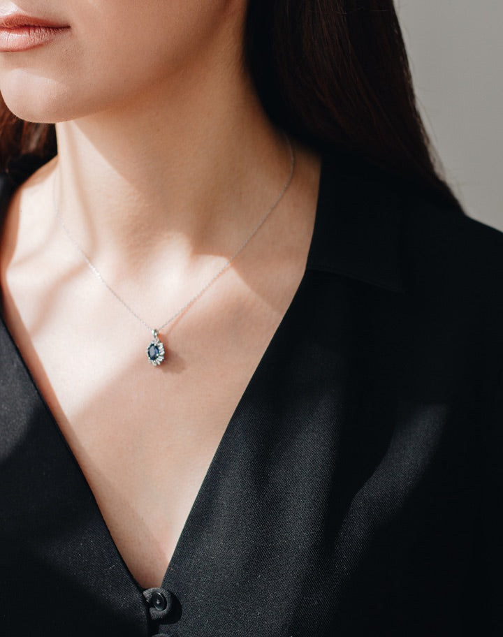 COLIER KL27734 DIN AUR ALB 14K FORMA OVALA CU DIAMANTE BAGUETTE SI SAFIR - Bijuterii LA ROSA