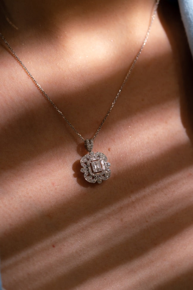 COLIER N000149 DIN AUR ALB 18K FORMA SEMIPATRATA CU DIAMANTE - Bijuterii LA ROSA - Verighete si Inele de Logodna, bijuterii cu diamante