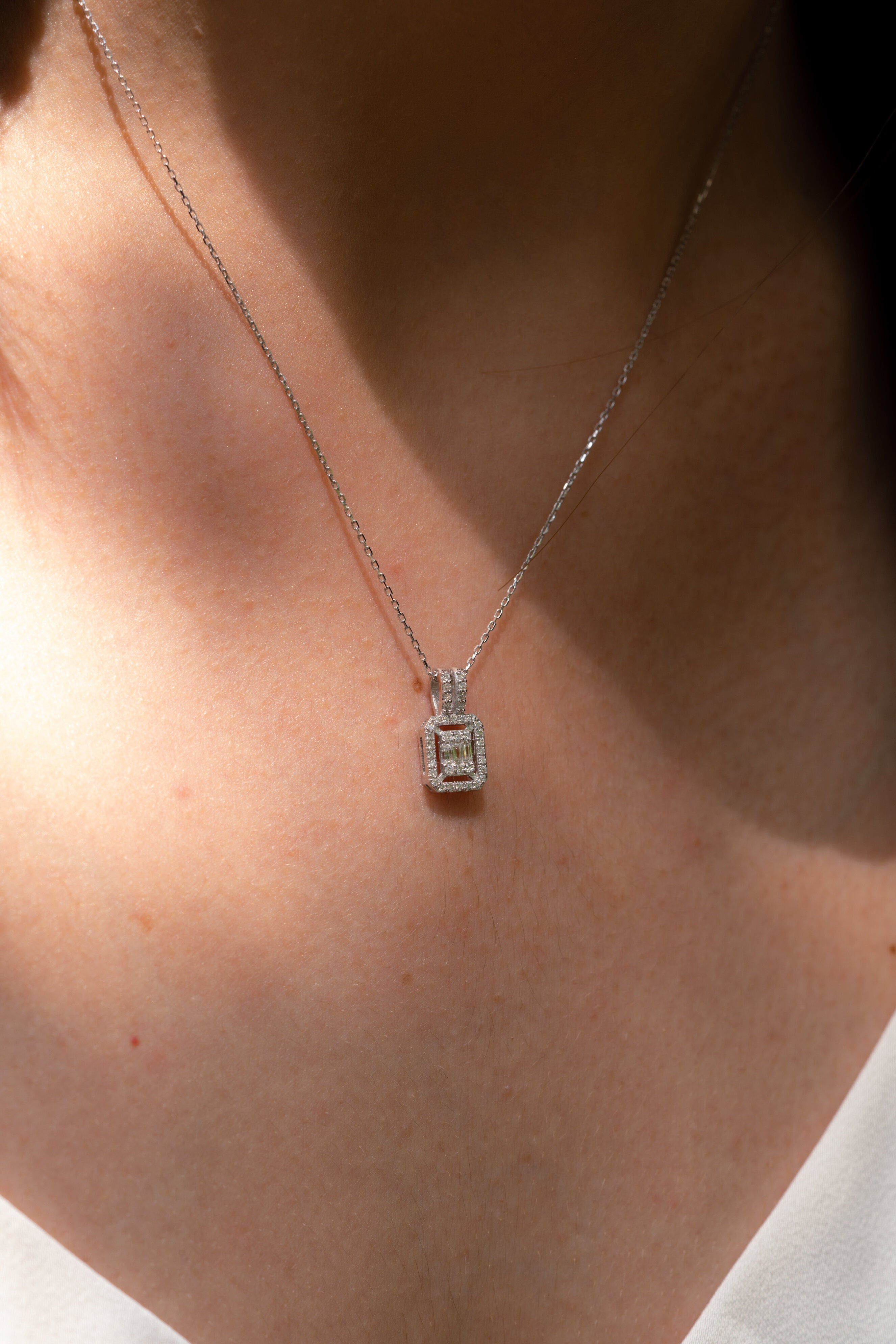 COLIER N000738 DIN AUR ALB 14K FORMA DREPTUNGHIULARA CU DIAMANTE - Bijuterii LA ROSA