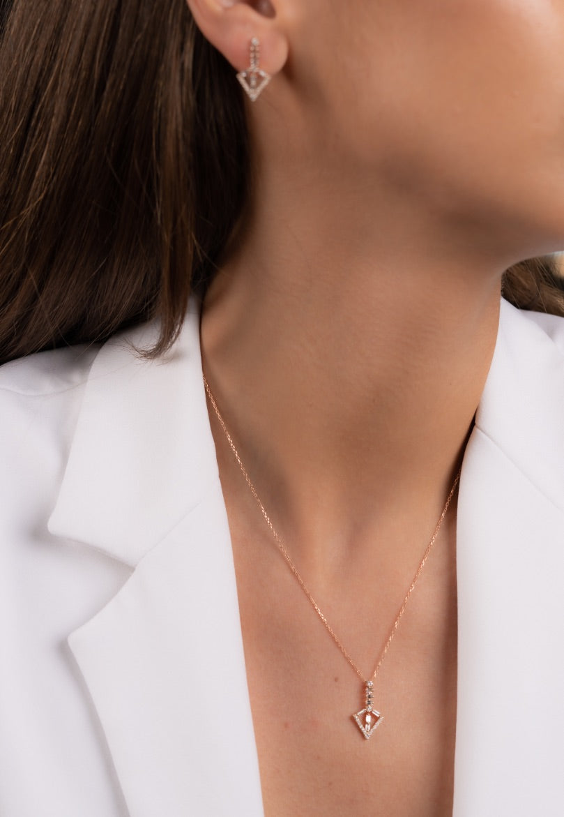 COLIER N001021 DIN AUR ROZ 14K FORMA TRIUNGHIULARA CU DIAMANTE - Bijuterii LA ROSA