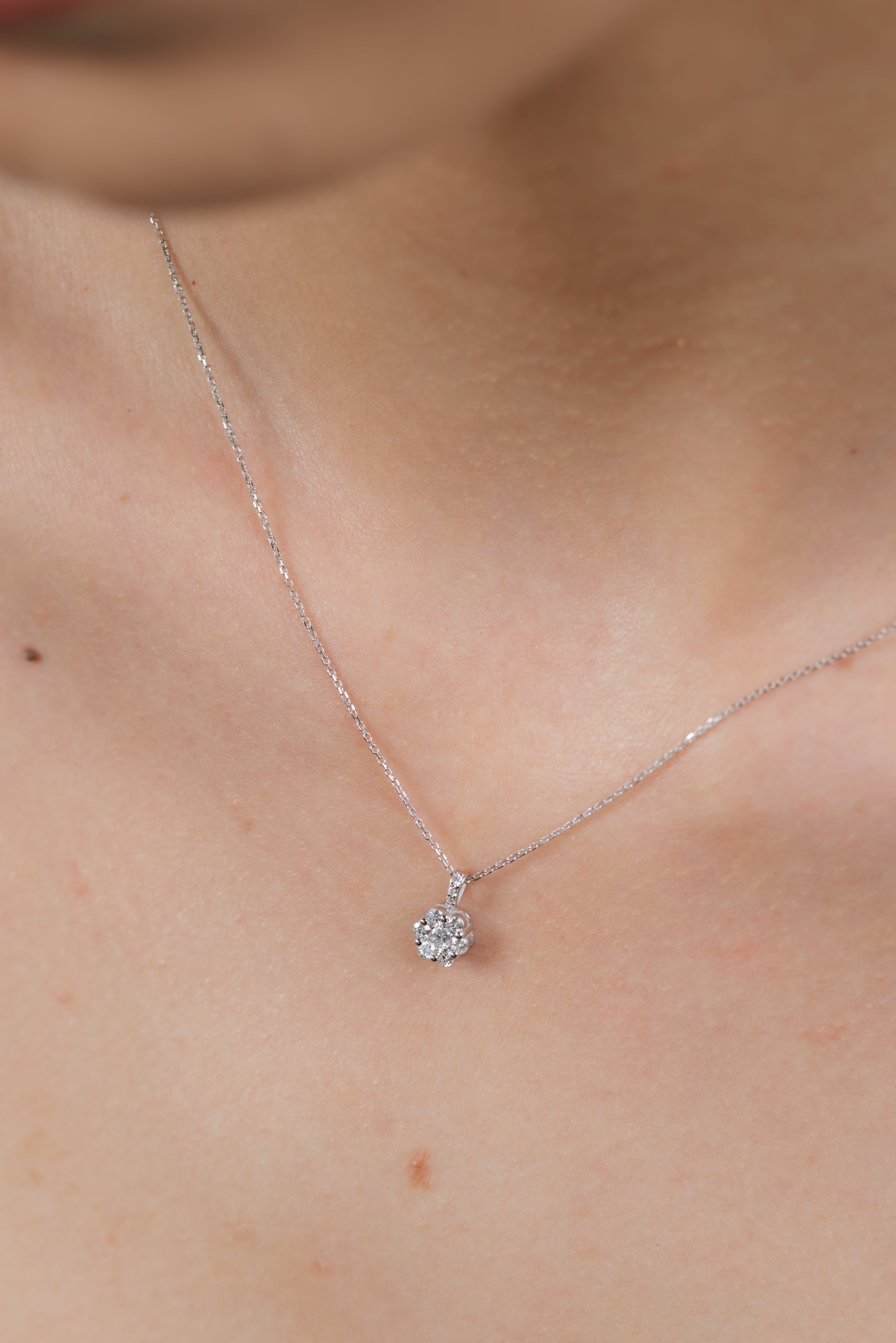 COLIER N001244 DIN AUR ALB 14K FORMA FLOARE CU DIAMANTE - Bijuterii LA ROSA