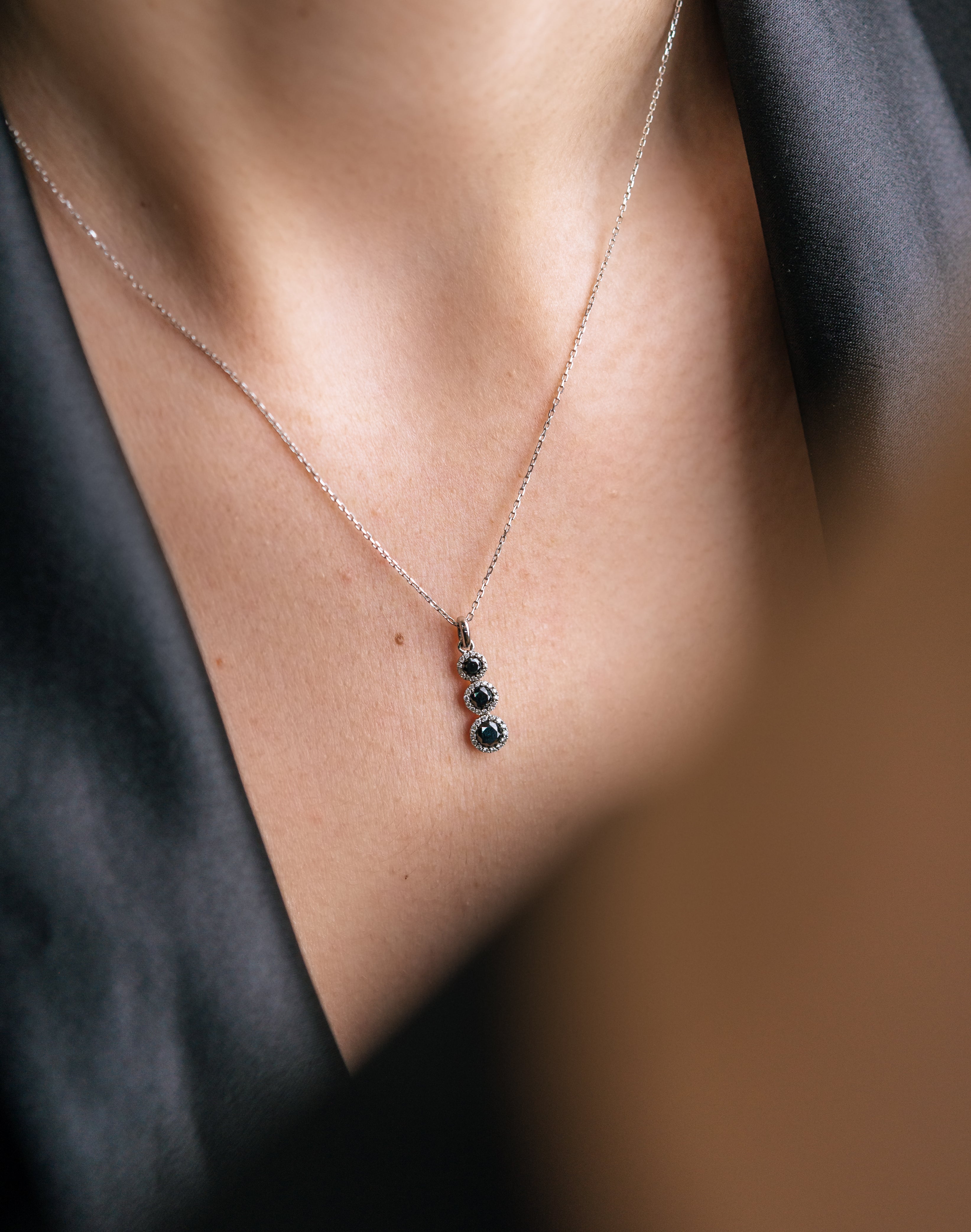 Colier LDN0003 din aur alb 18k forma rotunda cu diamante albe si diamante negre - Bijuterii LA ROSA