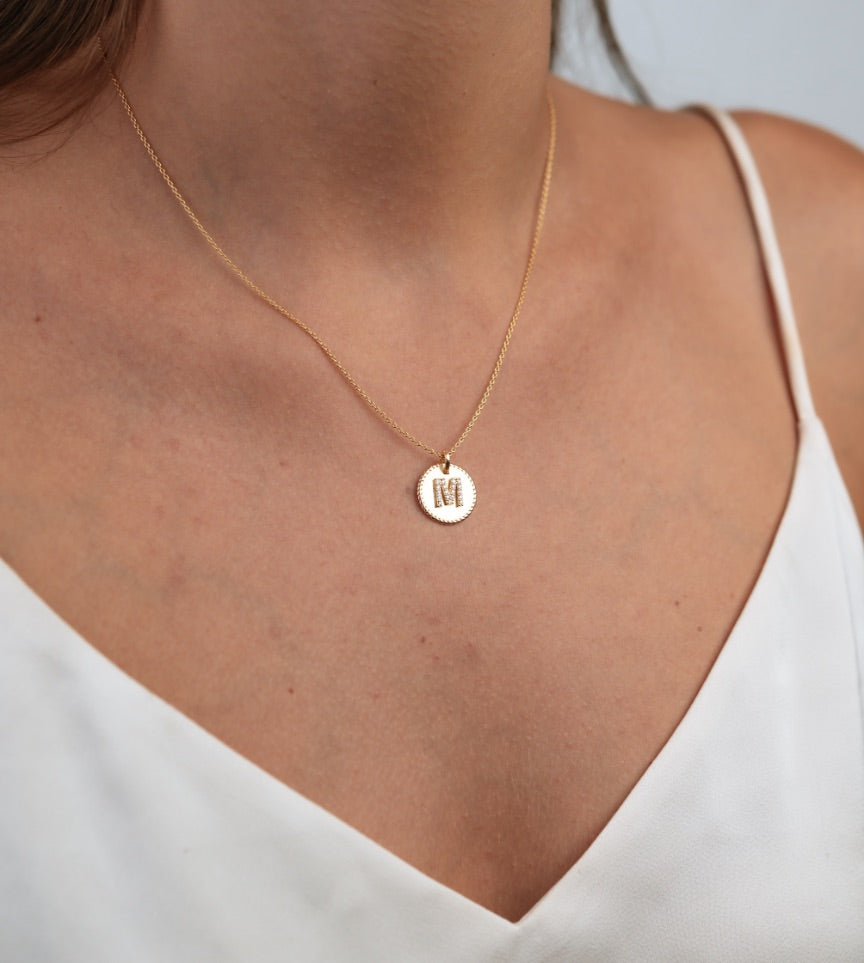 Colier cu initiala M rotund din aur galben de 14k cu diamante - Bijuterii LA ROSA