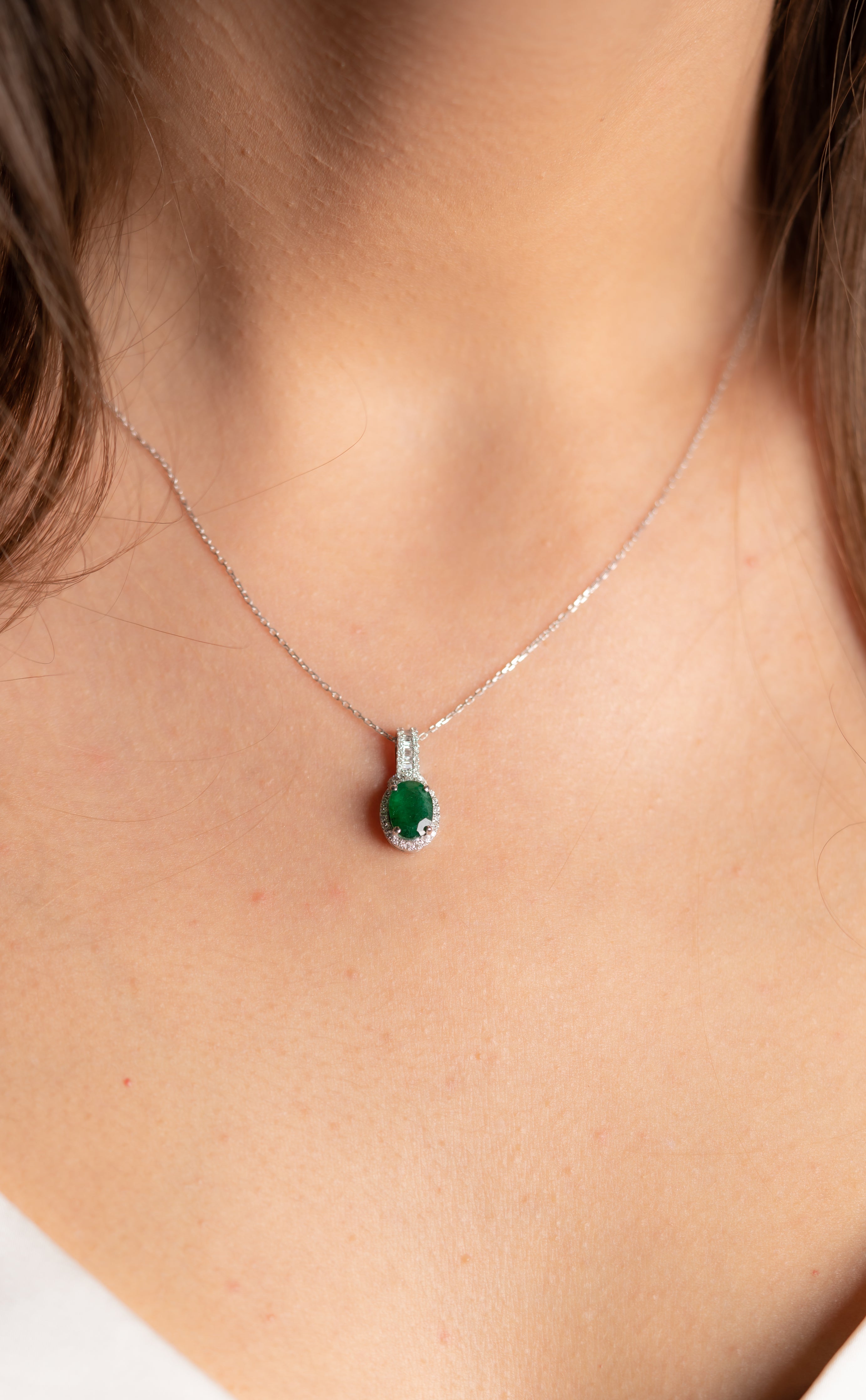 COLIER LDNA0393 IN AUR ALB 18K FORMA OVALA CU DIAMANTE SI SMARALD - Bijuterii LA ROSA