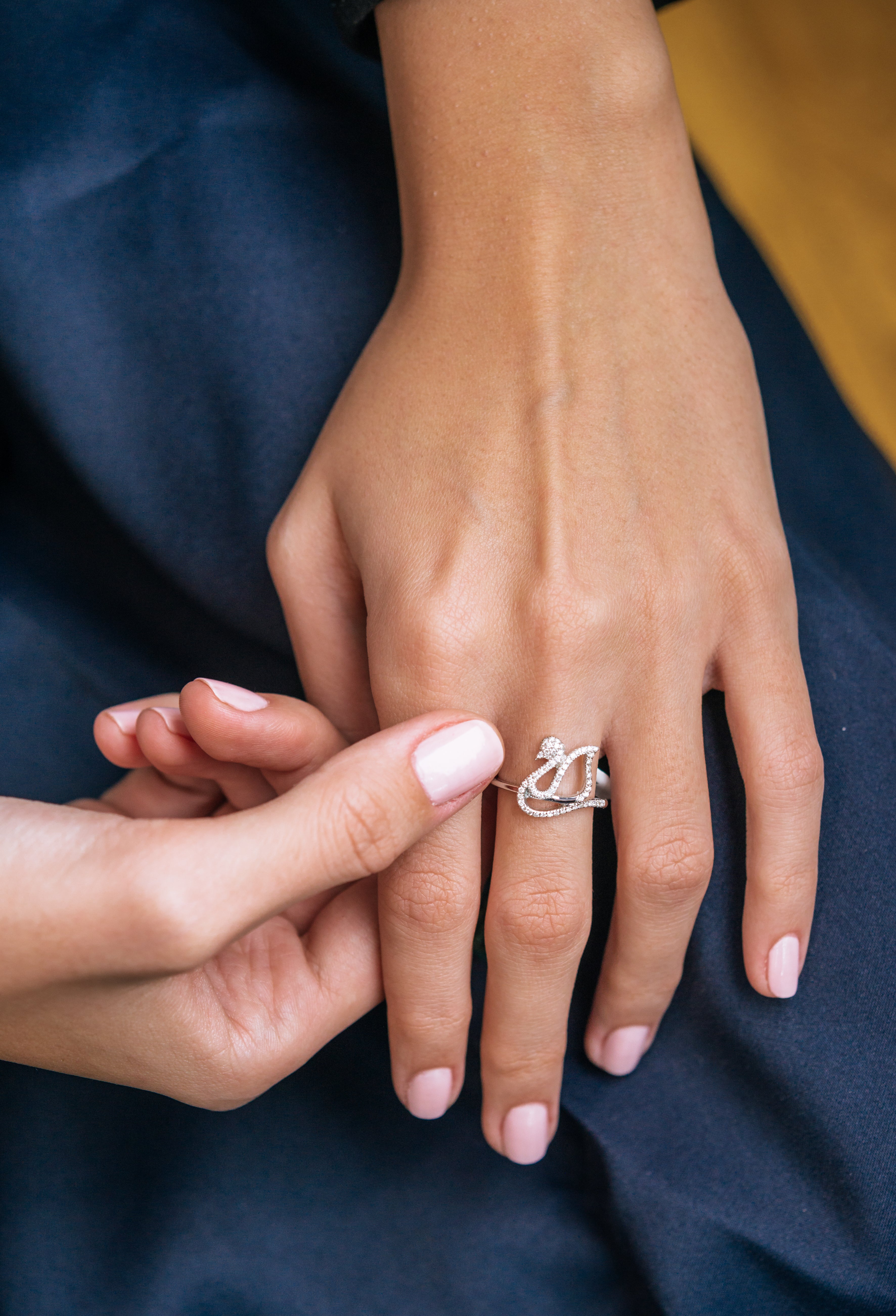 INEL LR00196 DIN AUR ALB 18K FORMA LEBADA CU DIAMANTE - Bijuterii LA ROSA