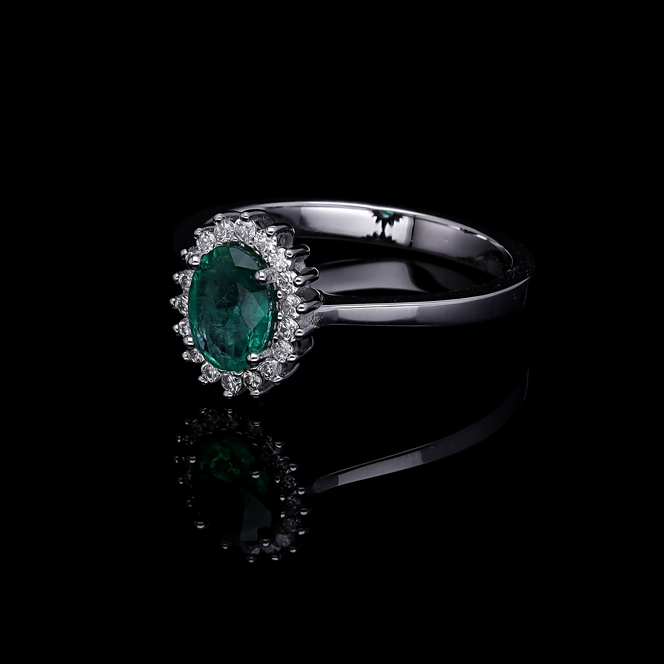 INEL R000126 DIN AUR ALB 14K FORMA OVALA CU DIAMANTE SI SMARALD - Bijuterii LA ROSA - Verighete si Inele de Logodna, bijuterii cu diamante