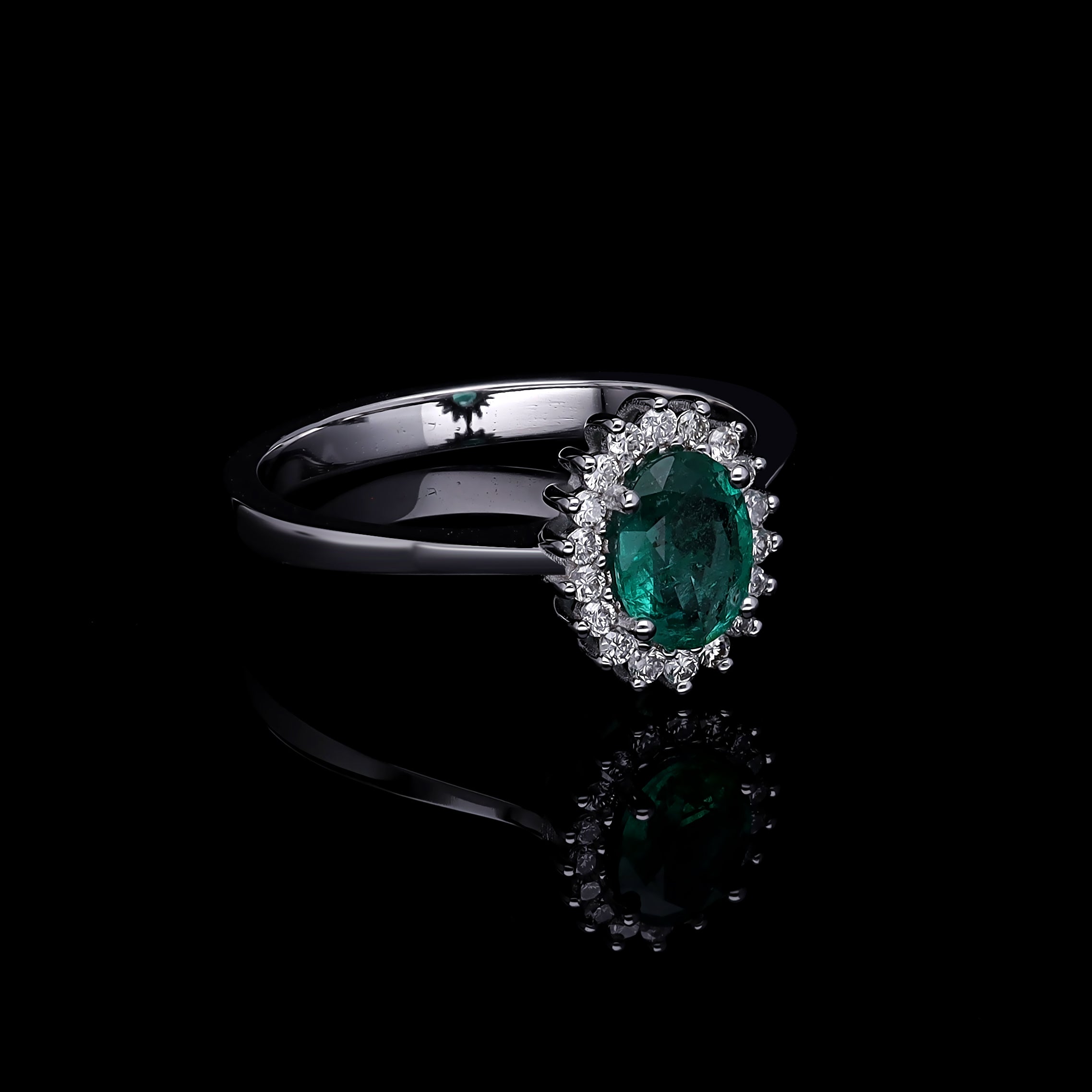 INEL R000126 DIN AUR ALB 14K FORMA OVALA CU DIAMANTE SI SMARALD - Bijuterii LA ROSA - Verighete si Inele de Logodna, bijuterii cu diamante