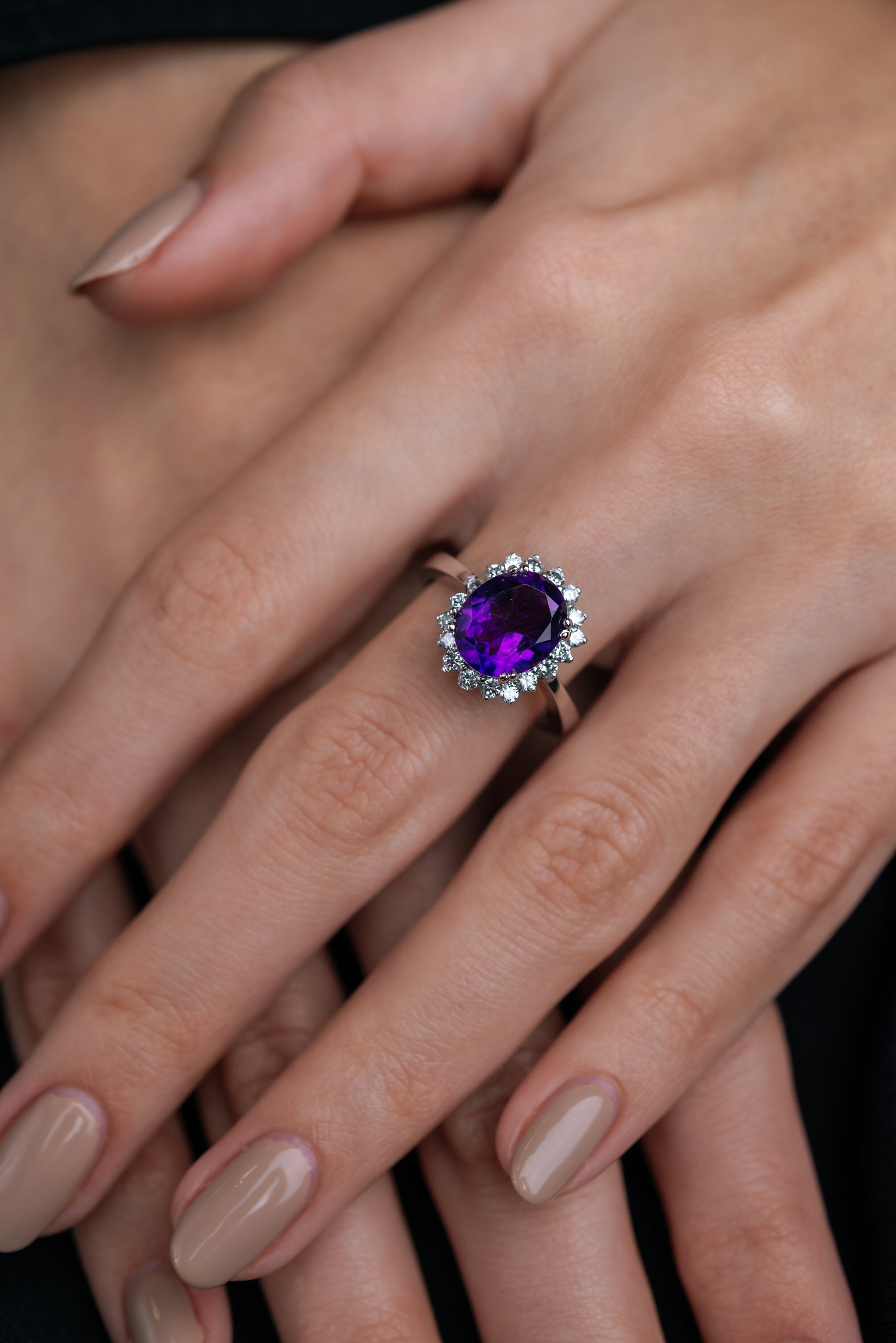 INEL R000129 DIN AUR ALB 14K FORMA FLOARE CU DIAMANTE SI AMETIST - Bijuterii LA ROSA - Verighete si Inele de Logodna, bijuterii cu diamante