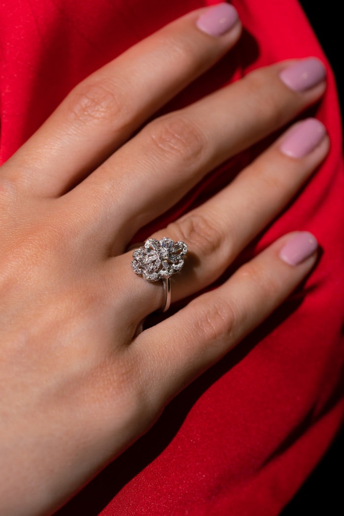 INEL R003066 DIN AUR ALB 14K FORMA FLOARE CU DIAMANTE - Bijuterii LA ROSA - Verighete si Inele de Logodna, bijuterii cu diamante