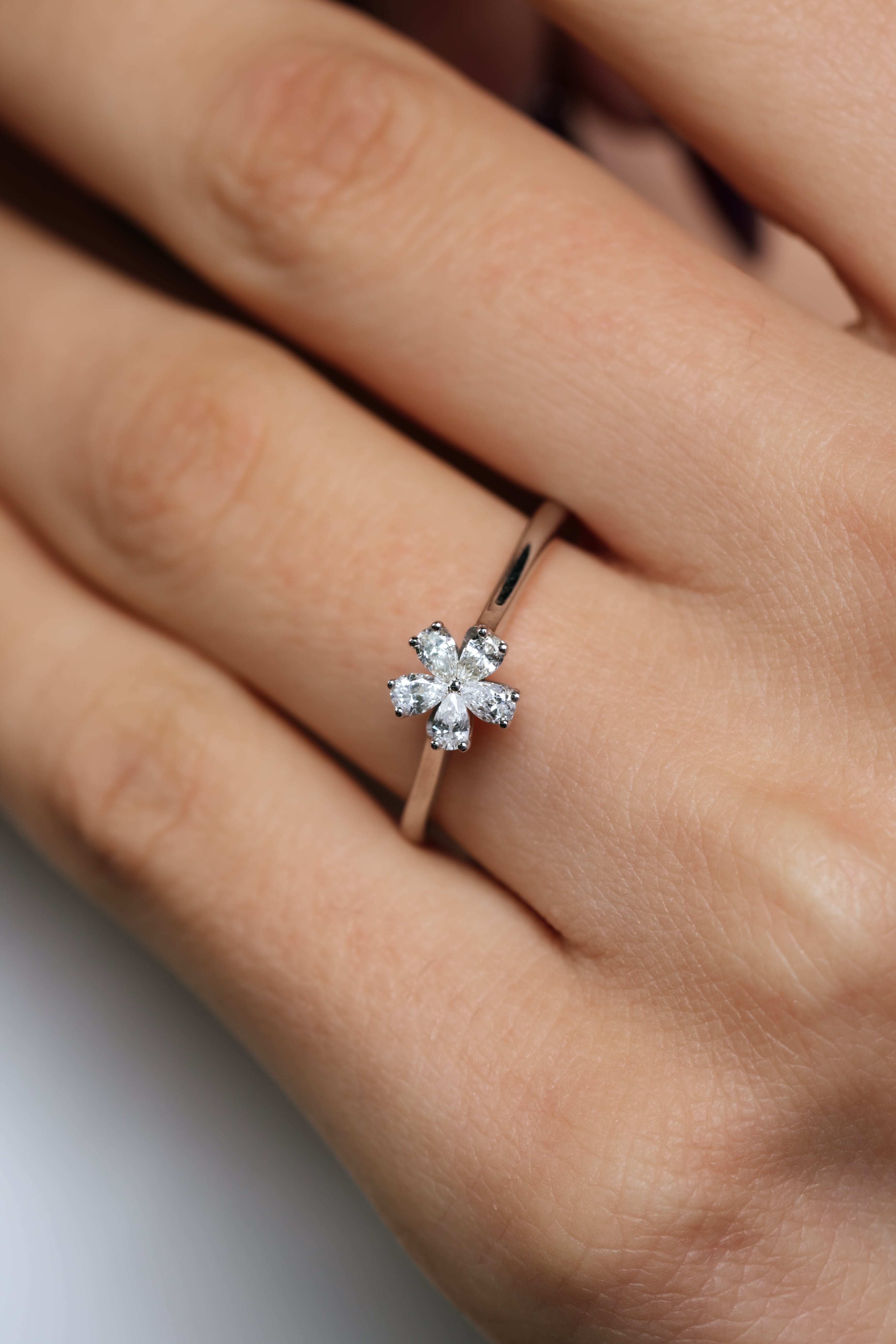 INEL R004774 DIN AUR ALB 14K FORMA FLOARE CU DIAMANTE - Bijuterii LA ROSA