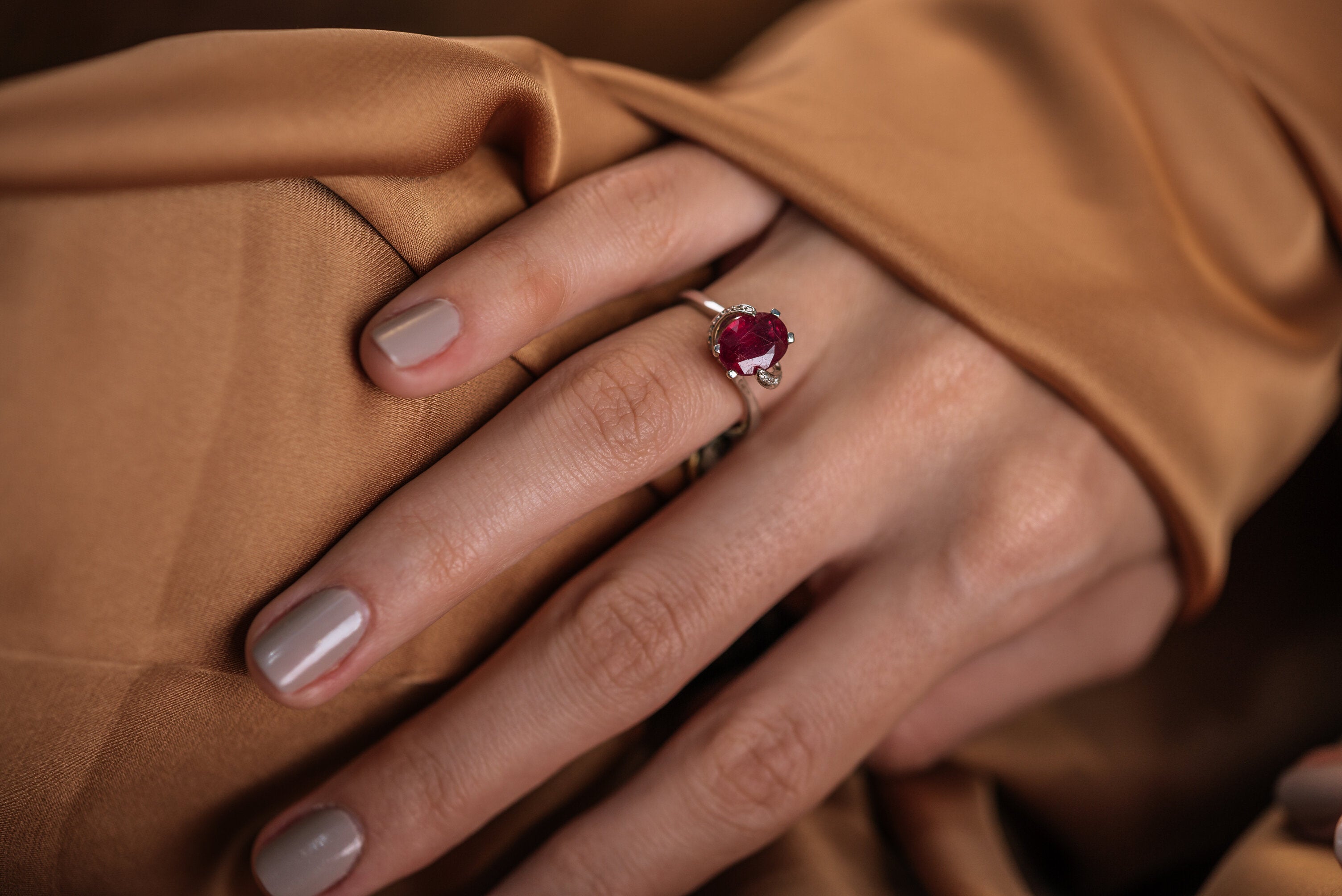 Inel LR00077 din aur alb 18k forma ovala cu diamante si rubin - Bijuterii LA ROSA