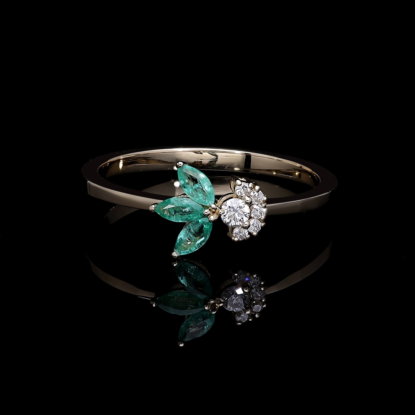 Inel R000464 din aur galben 14k cu diamante si smaralde forma marquise - Bijuterii LA ROSA