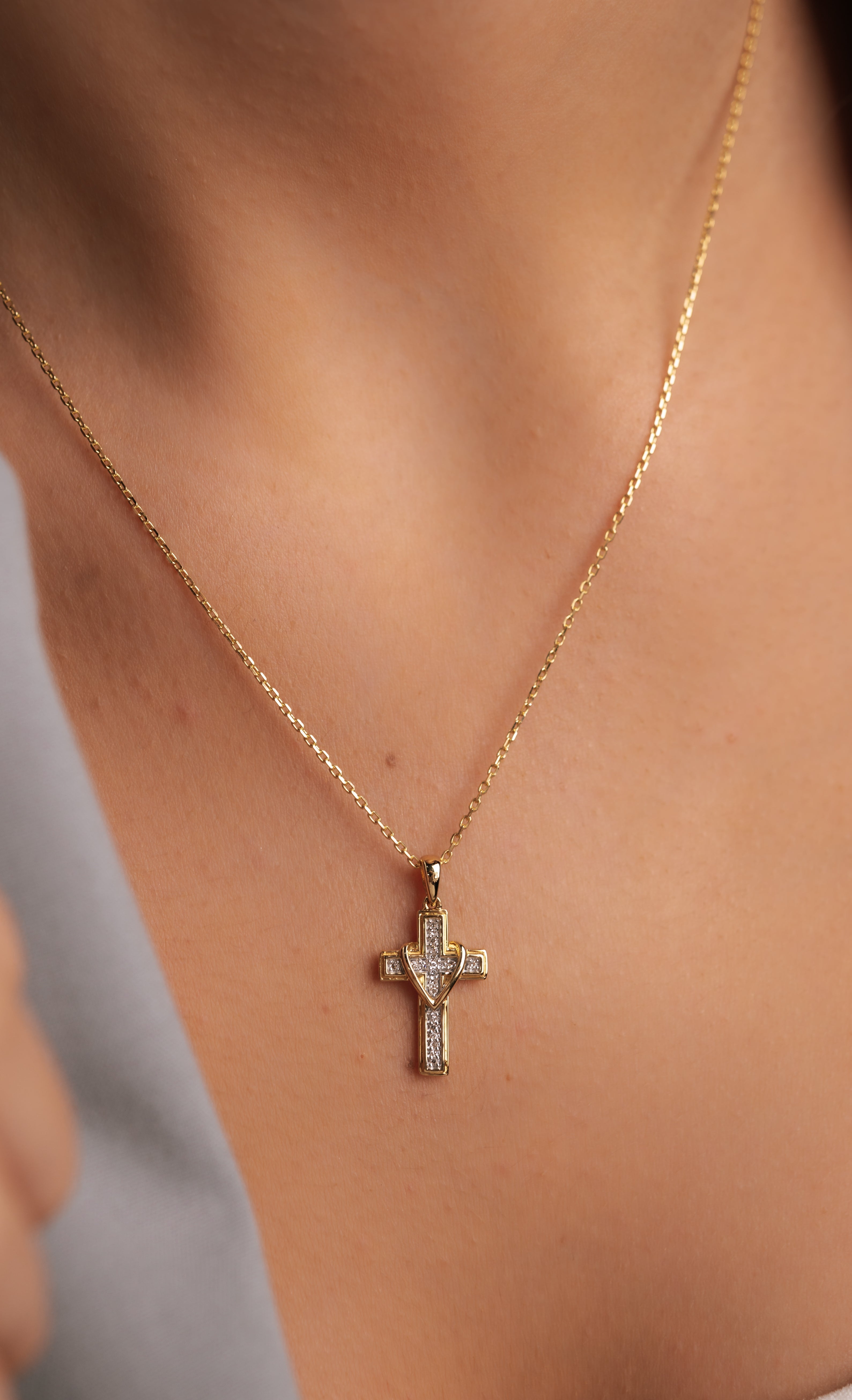 COLIER LRPN258 DIN AUR GALBEN SI ALB 14K FORMA CRUCE CU DIAMANTE - Bijuterii LA ROSA - Verighete si Inele de Logodna, bijuterii cu diamante