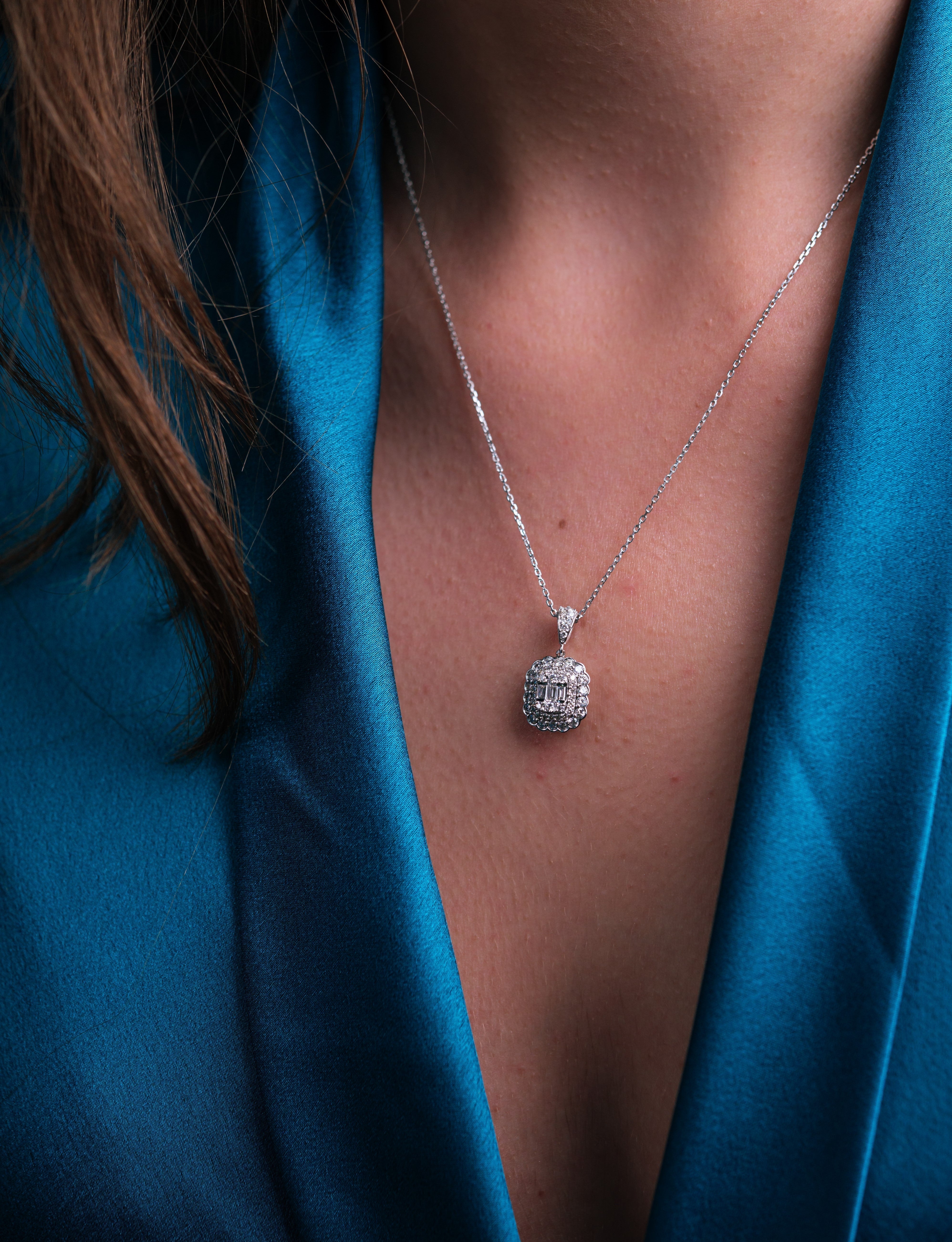 COLIER N000048 DIN AUR ALB 14K FORMA SEMIPATRATA CU DIAMANTE - Bijuterii LA ROSA - Verighete si Inele de Logodna, bijuterii cu diamante