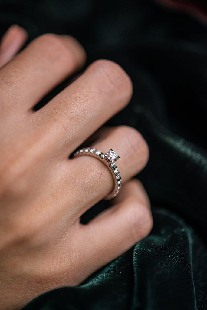 Detaliu inel de logodnă LR00058 din aur alb 18K cu diamante naturale pavé La Rosa