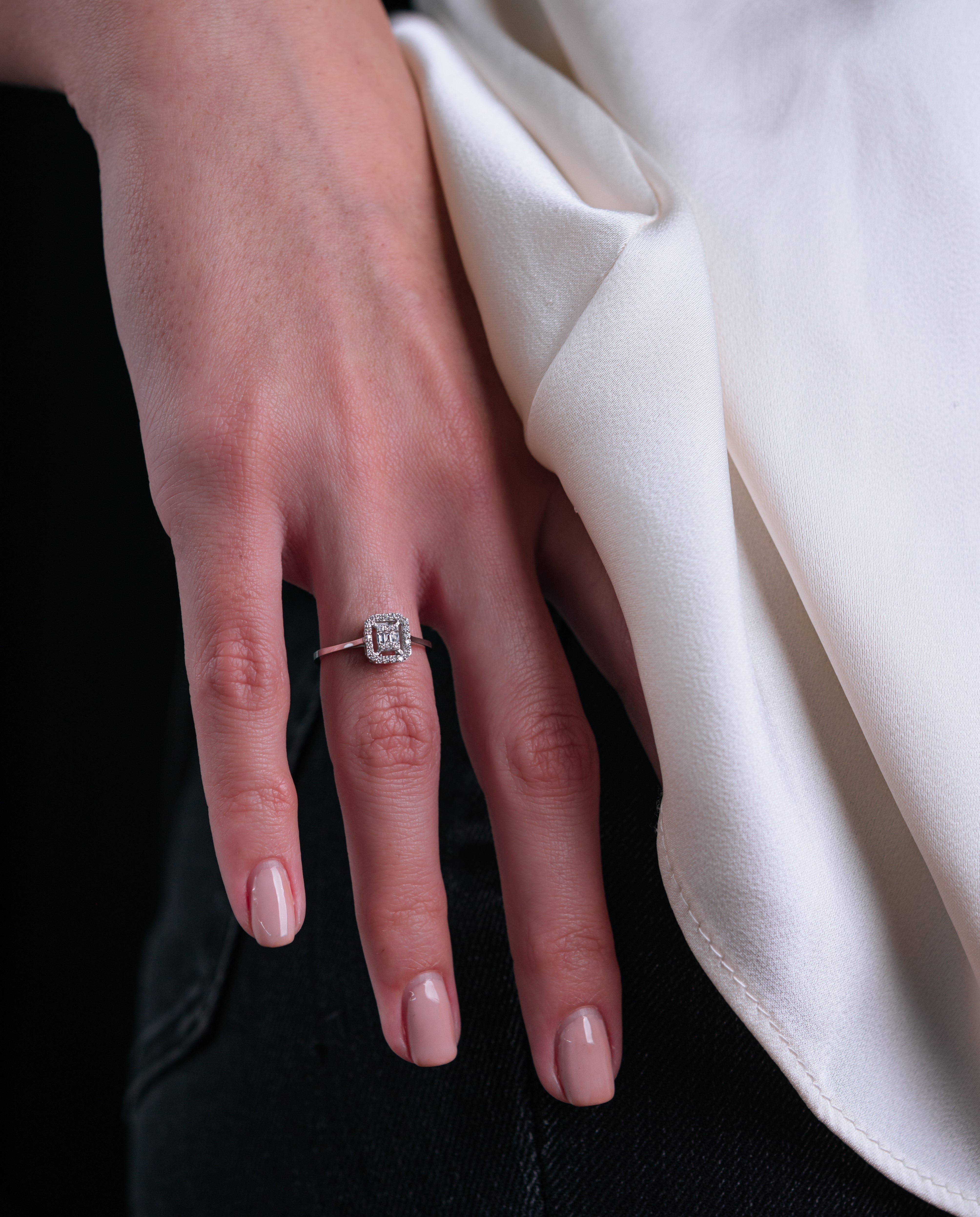 INEL R003275 DIN AUR ALB 14K FORMA SEMIPATRAT CU DIAMANTE - Bijuterii LA ROSA - Verighete si Inele de Logodna, bijuterii cu diamante